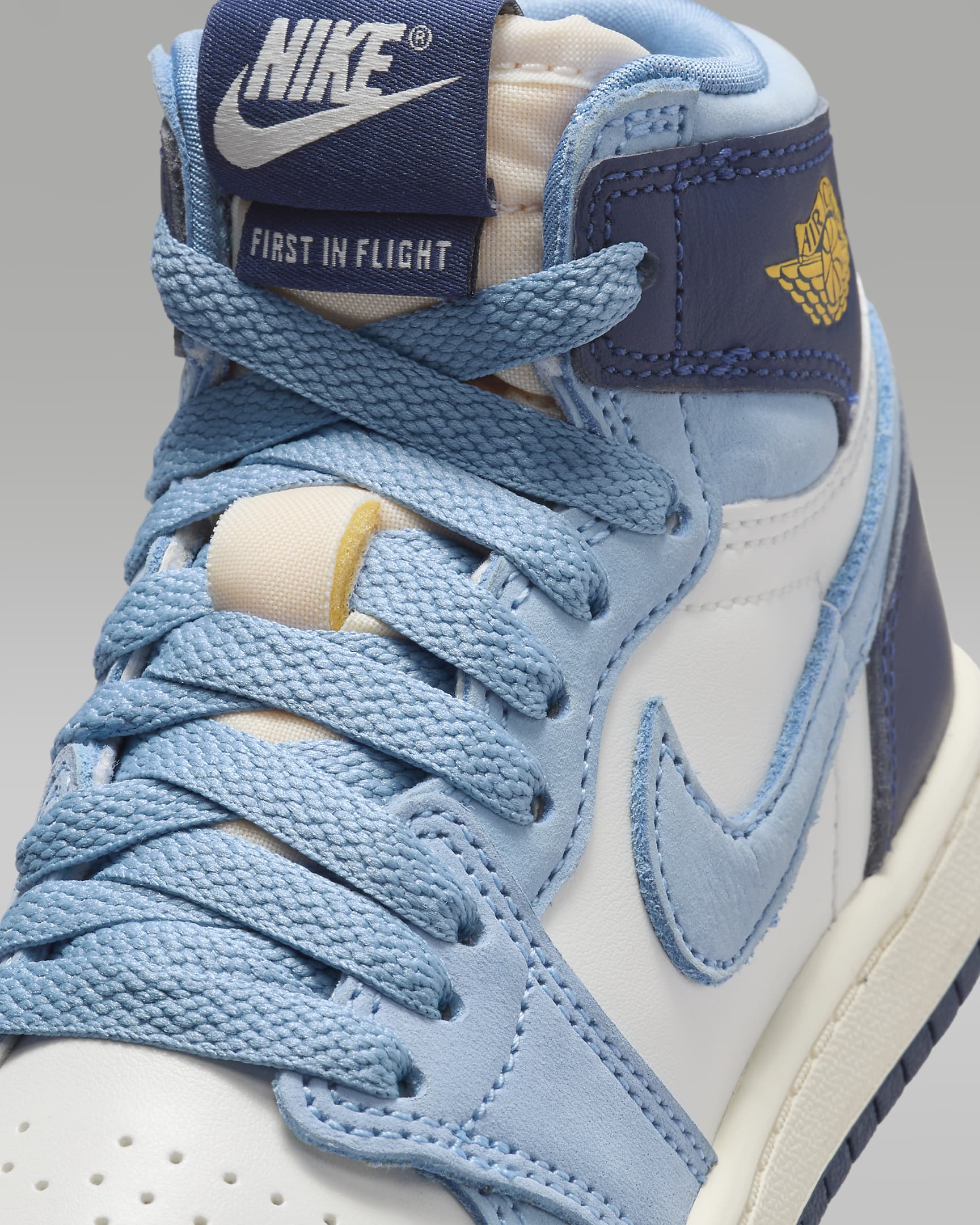 รองเท้าเด็กเล็ก Jordan 1 Retro High OG "First in Flight" - University Blue/Sail/Midnight Navy/University Gold