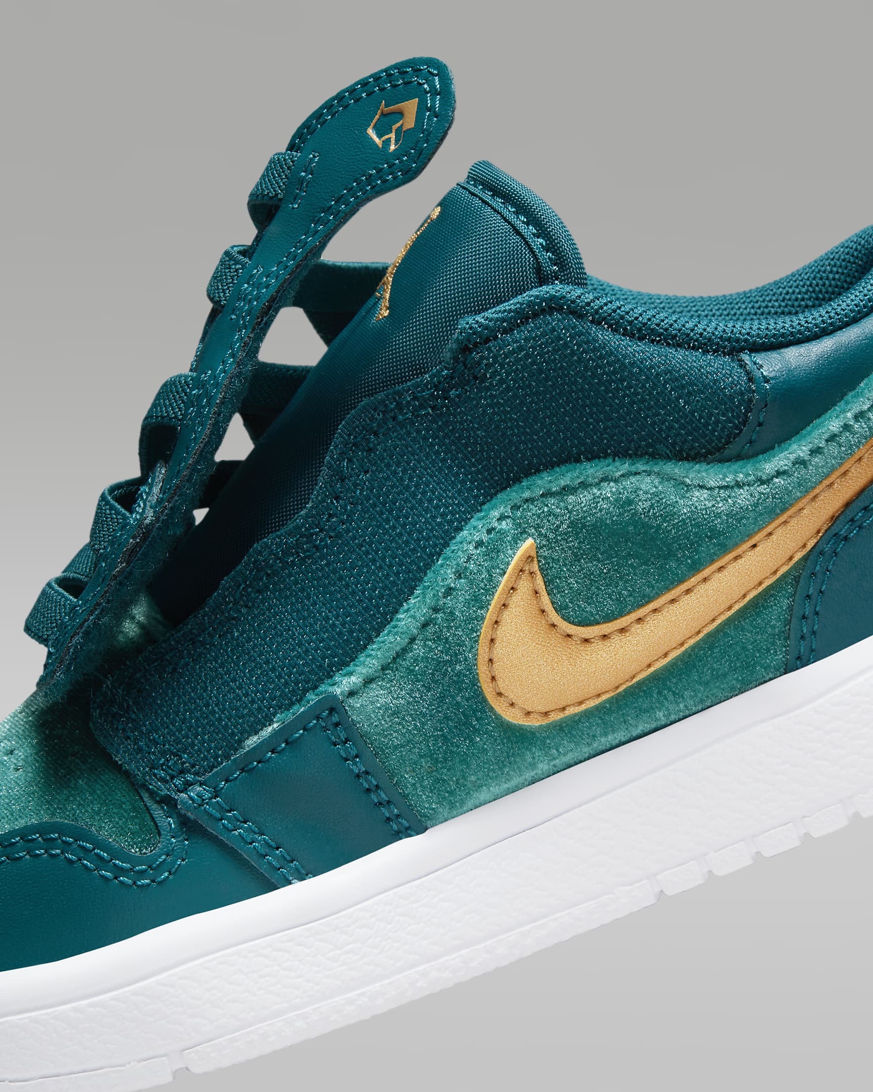 Scarpa Jordan 1 Low Alt SE – Bambini - Geode Teal/Oro metallizzato