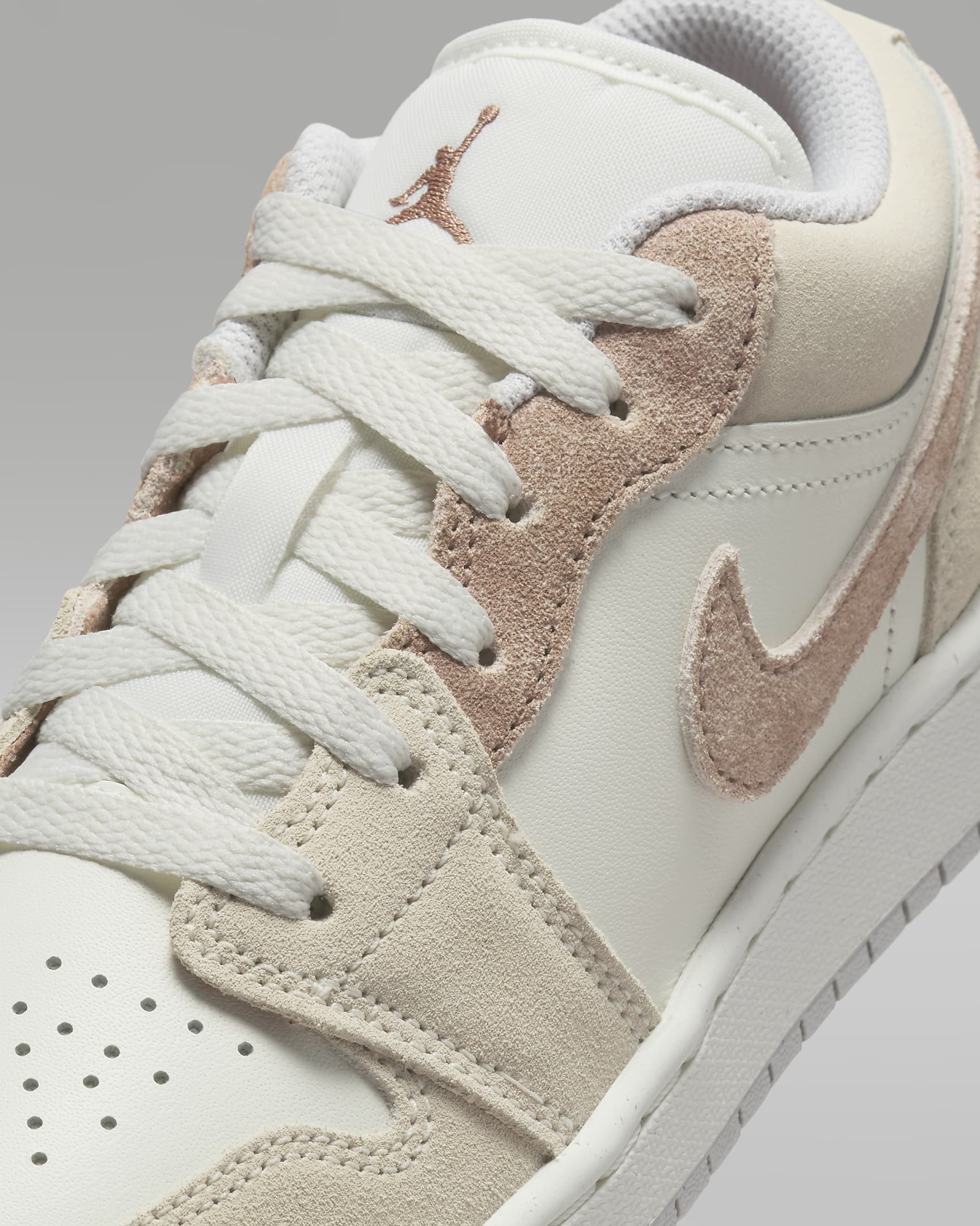 Air Jordan 1 Low SE Schuh (ältere Kinder) - Legend Light Brown/Sail/Neutral Grey/Archaeo Brown