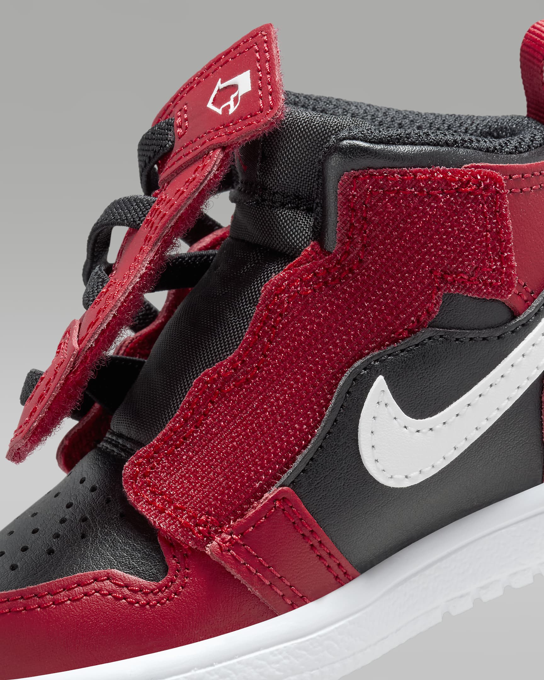 Jordan 1 Mid Alt Schuh für Babys und Kleinkinder - Schwarz/Gym Red/Weiß