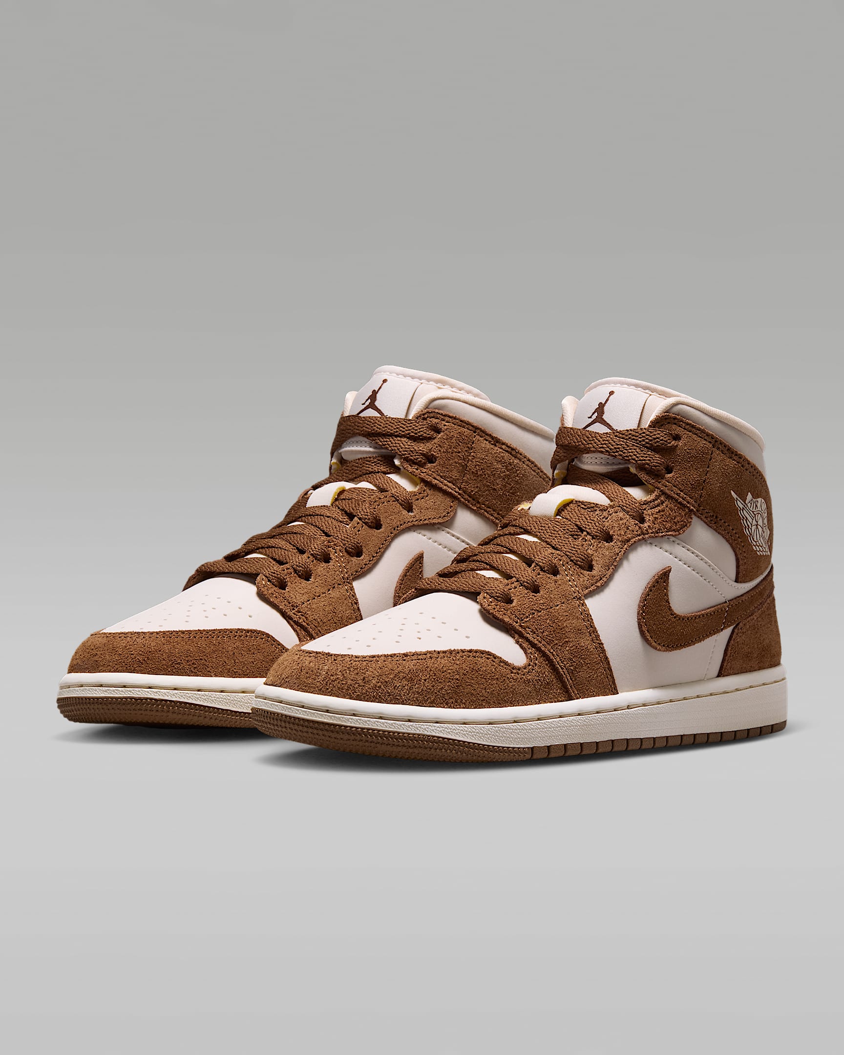 Air Jordan 1 Mid Women's Shoes - Light British Tan/Chalk
