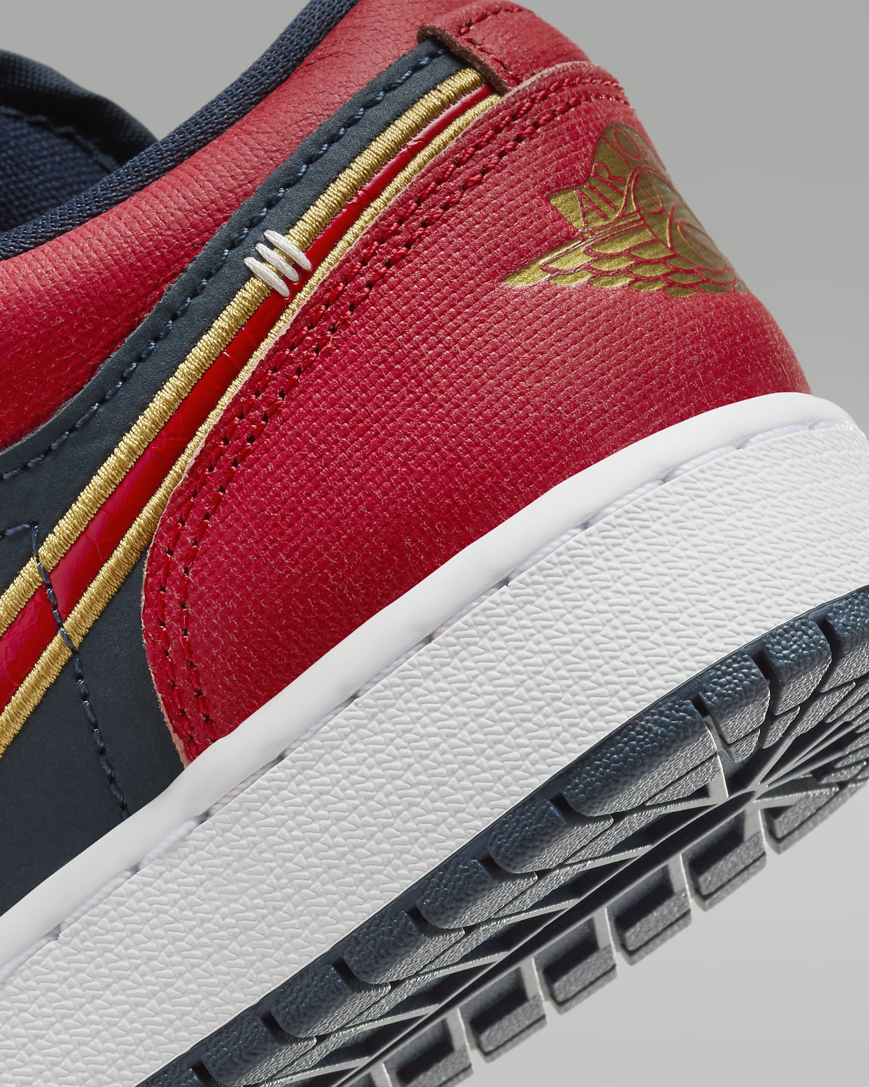 Air Jordan 1 Low SE Older Kids' Shoes - Armoury Navy/Metallic Gold/Sport Red