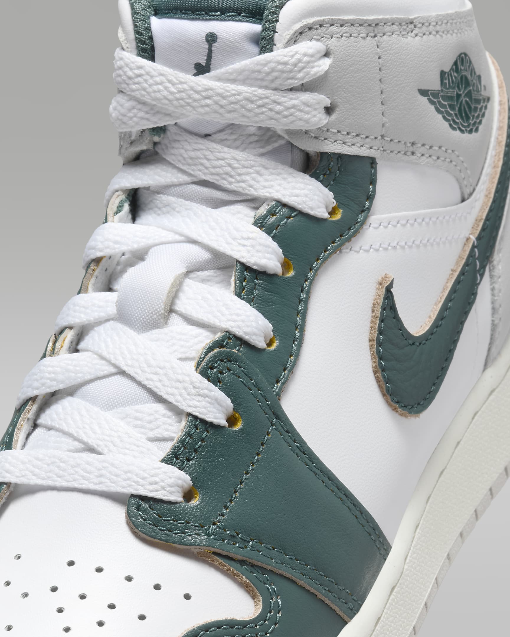 Air Jordan 1 Mid SE Genç Çocuk Ayakkabısı - Beyaz/Sail/Neutral Grey/Oxidized Green