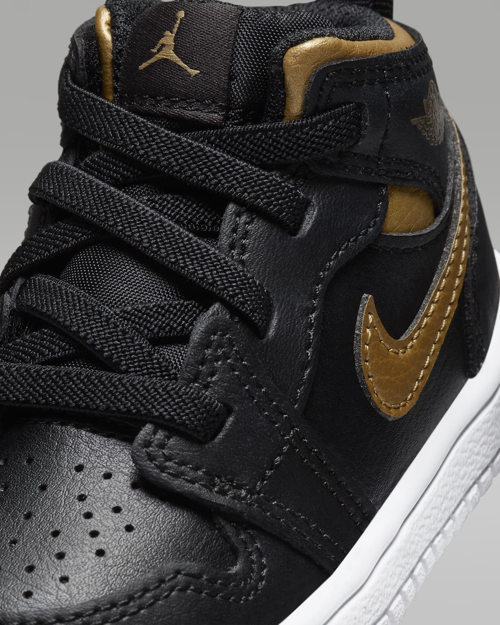 Jordan 1 Mid Alt Schuh für Babys und Kleinkinder - Schwarz/Weiß/Metallic Gold