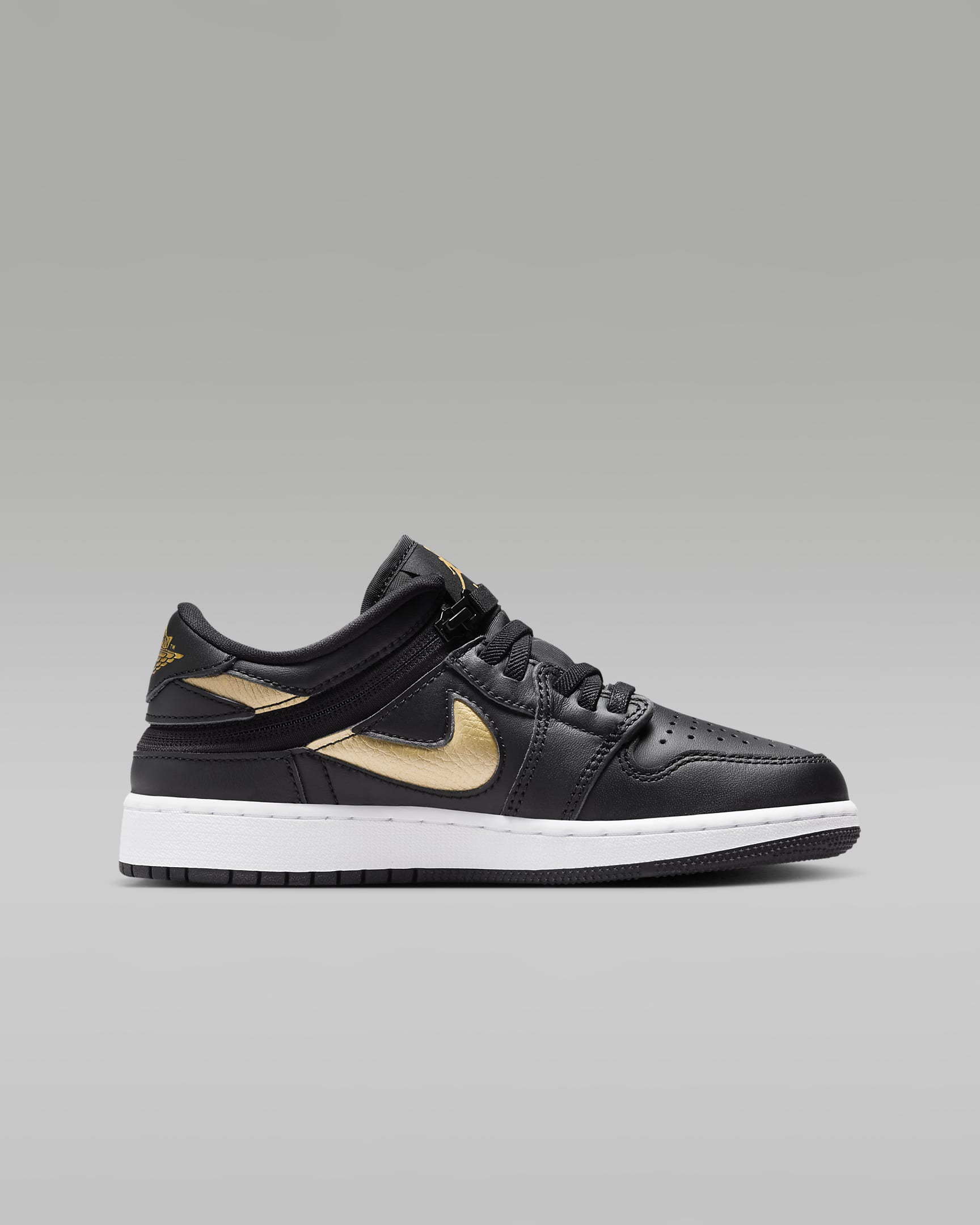 Boty Air Jordan 1 Low FlyEase pro větší děti - Černá/Bílá/Metallic Gold