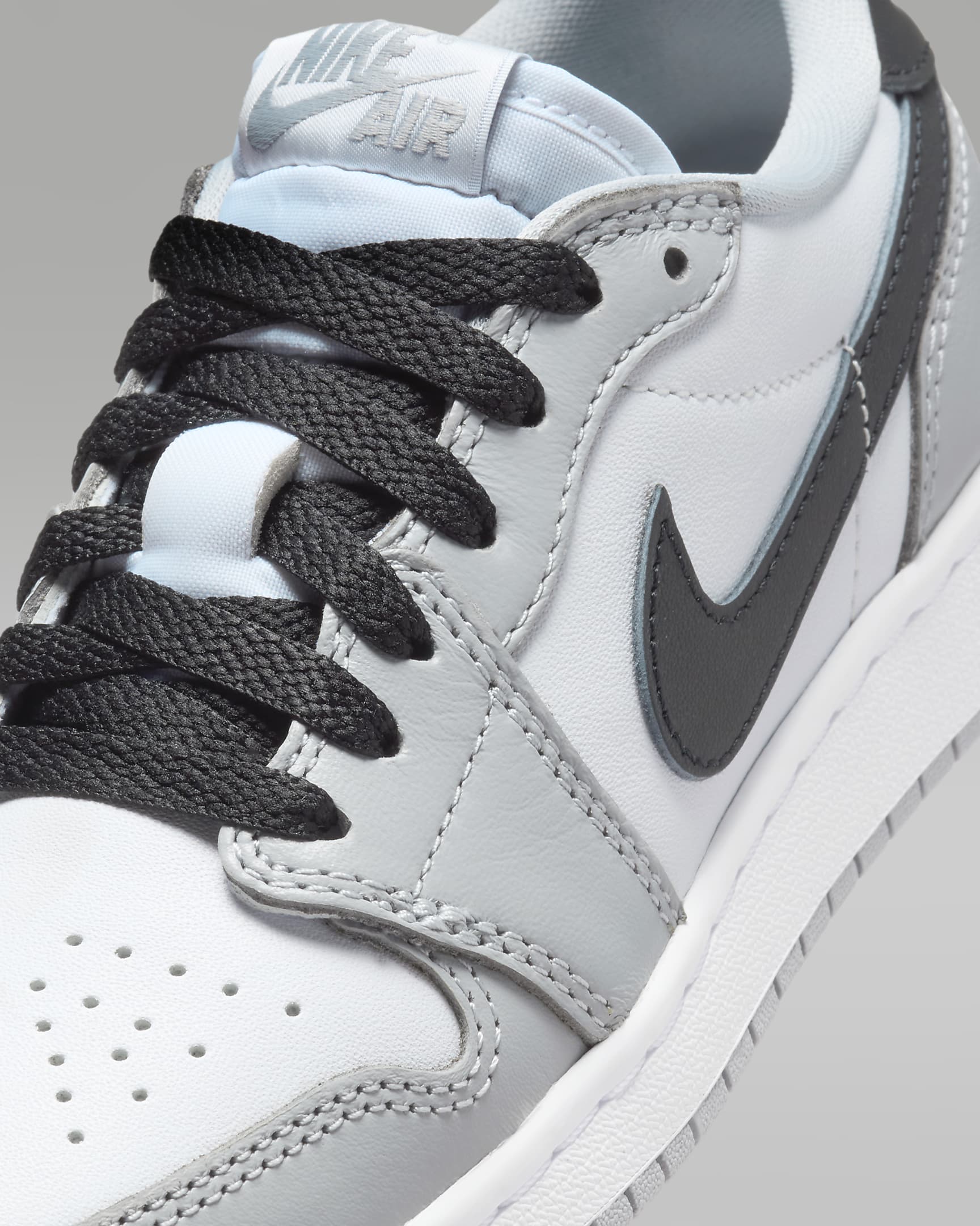 Air Jordan 1 Low OG 'Wolf Grey' Older Kids' Shoes - White/Wolf Grey/Black