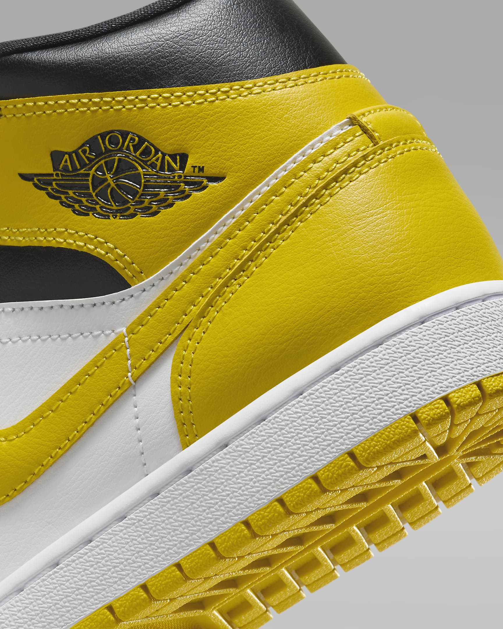 Sapatilhas Air Jordan 1 Mid para mulher - Branco/Preto/Vivid Sulfur