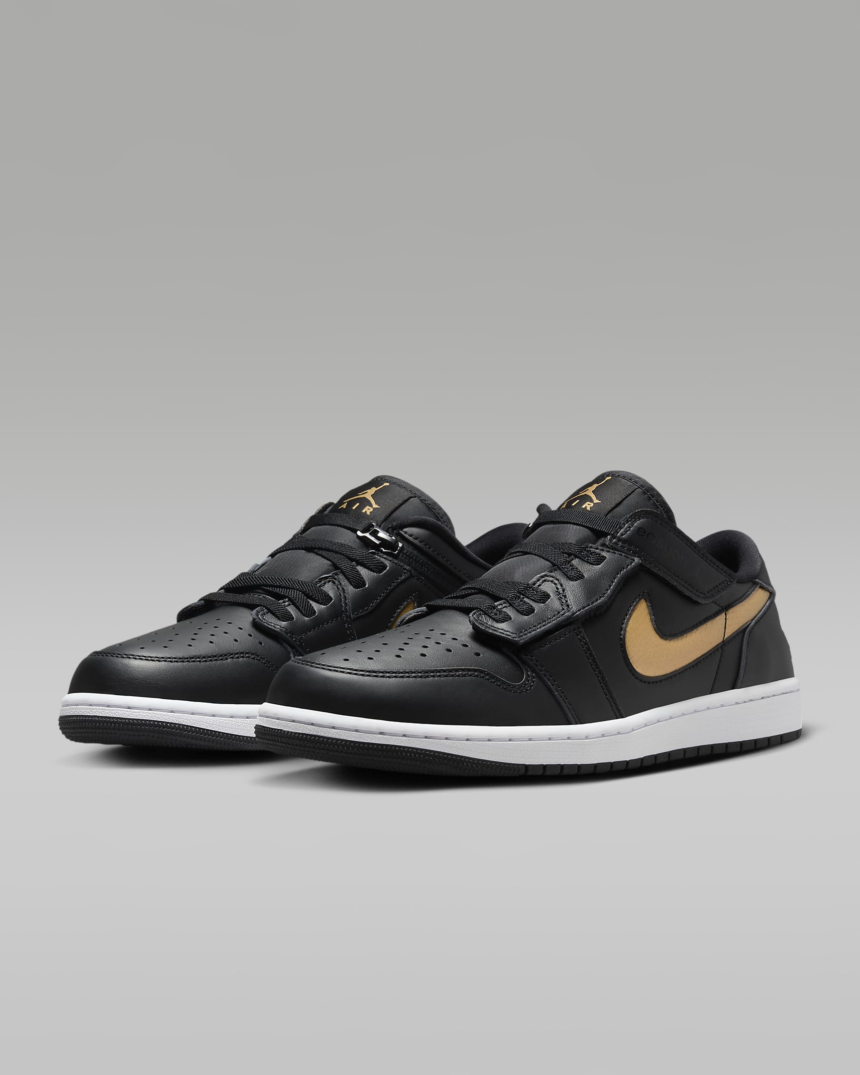 Air Jordan 1 Low FlyEase könnyen fel- és levehető férficipő - Fekete/Fehér/Metallic Gold