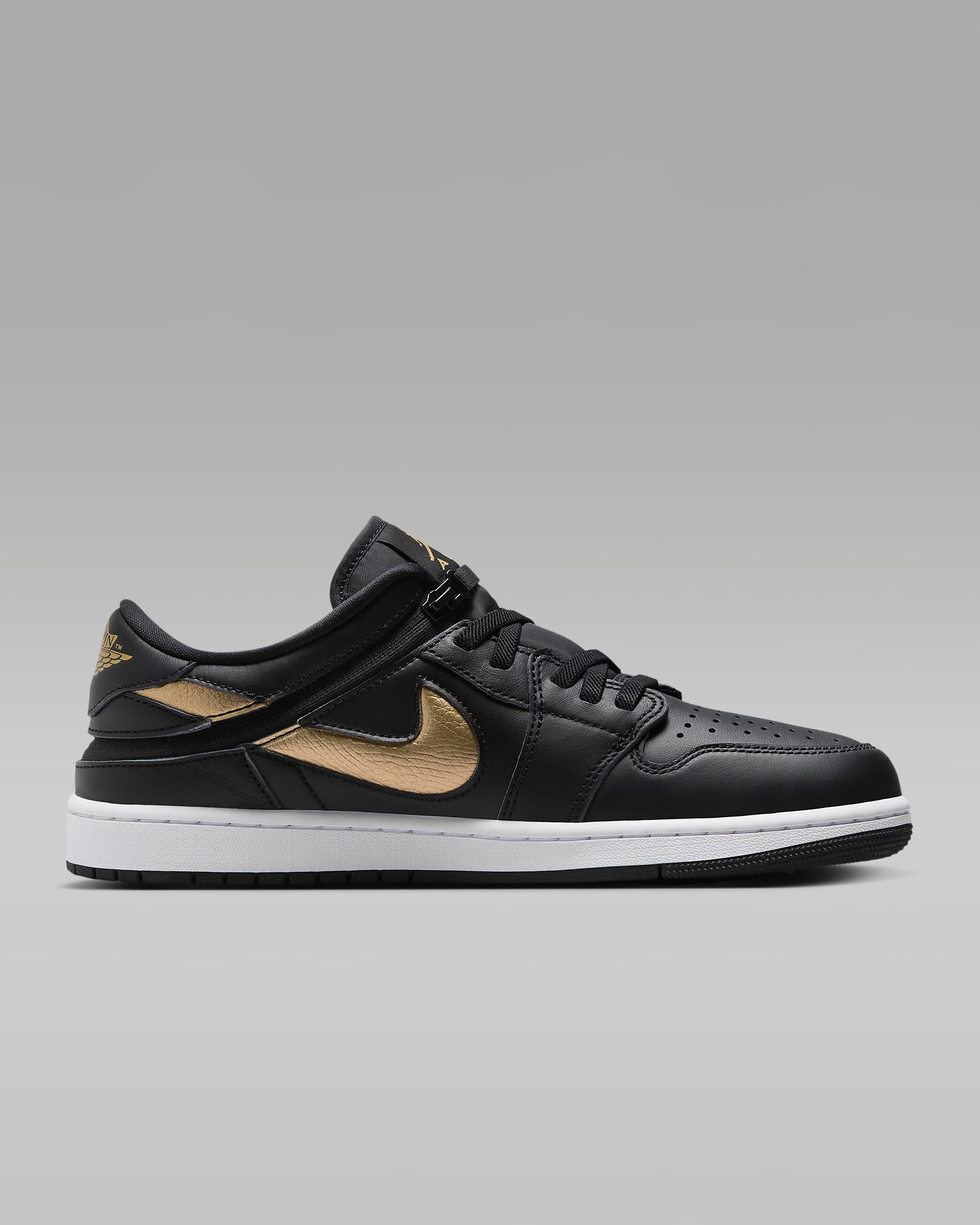 Air Jordan 1 Low FlyEase Herrenschuh für einfaches An- und Ausziehen - Schwarz/Weiß/Metallic Gold