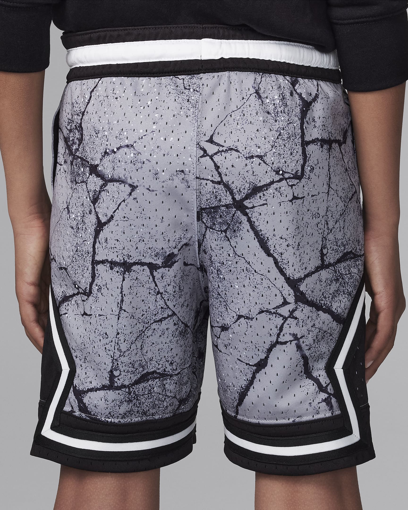 Kraťasy Jordan Dri-FIT Sport Diamond s potiskem pro větší děti - Cement Grey