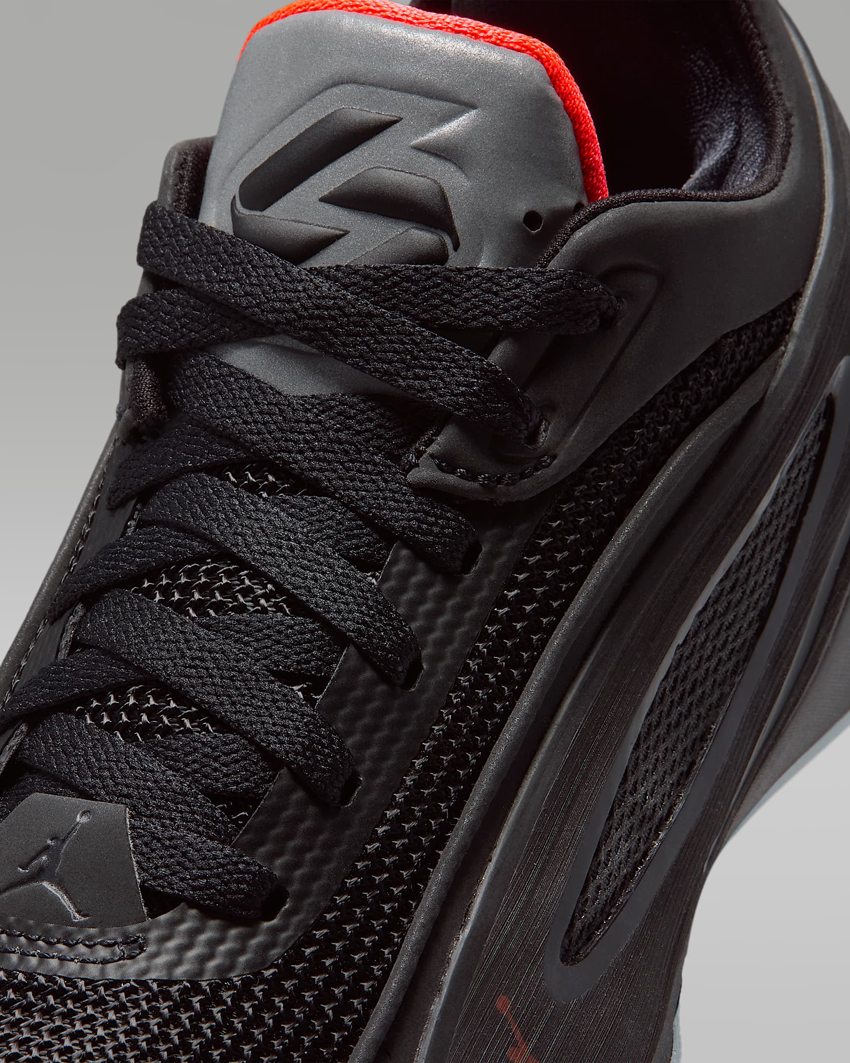 รองเท้าบาสเก็ตบอลเด็กโต Luka 5 "Black Metallic" - ดำ/Bright Crimson