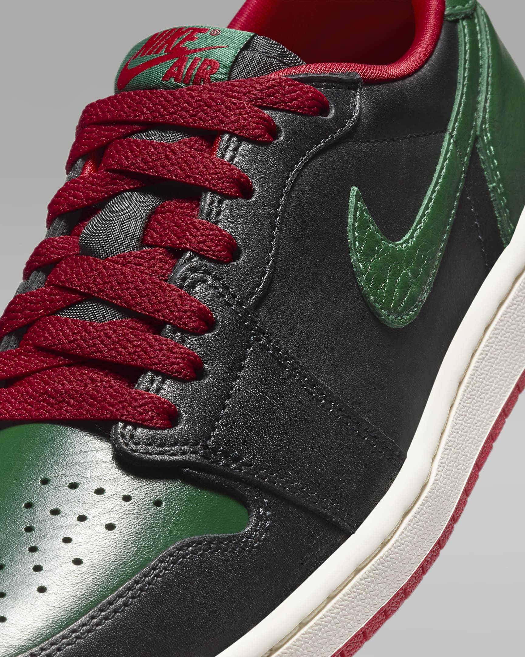 Tenis para mujer Air Jordan 1 Low OG "Black/Gorge Green" - Negro/Rojo universitario/Vela/Verde desfiladero