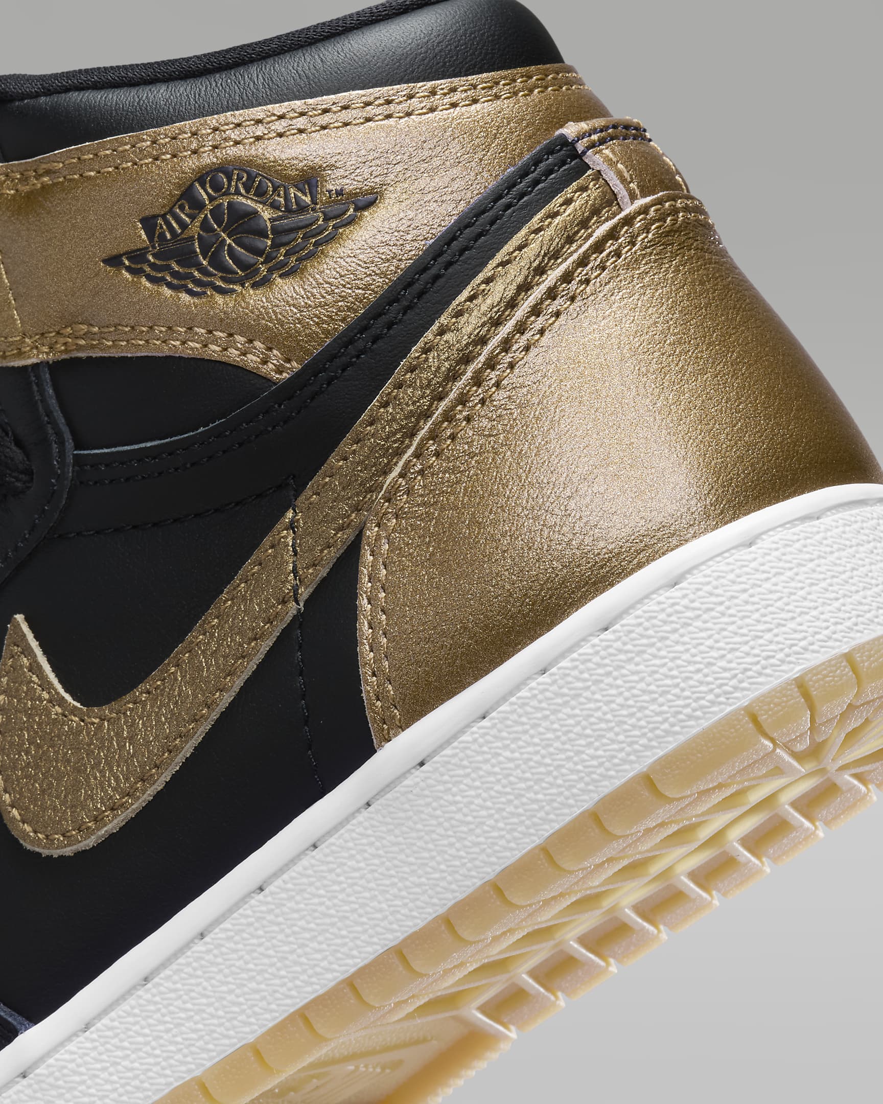 Tenis para niños grandes Air Jordan 1 High OG "Black and Gold" - Negro/Vela/Oro metalizado