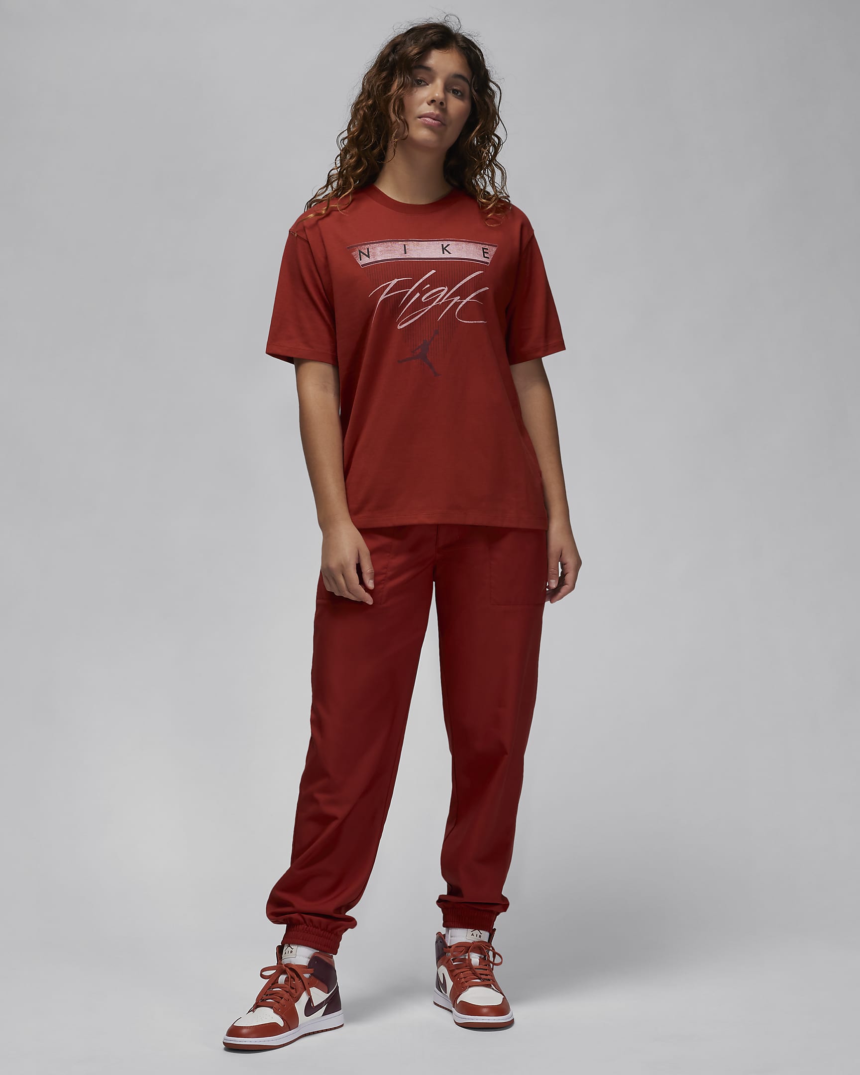 เสื้อยืดผู้หญิงมีกราฟิก Jordan Flight Heritage - Dune Red/Night Maroon