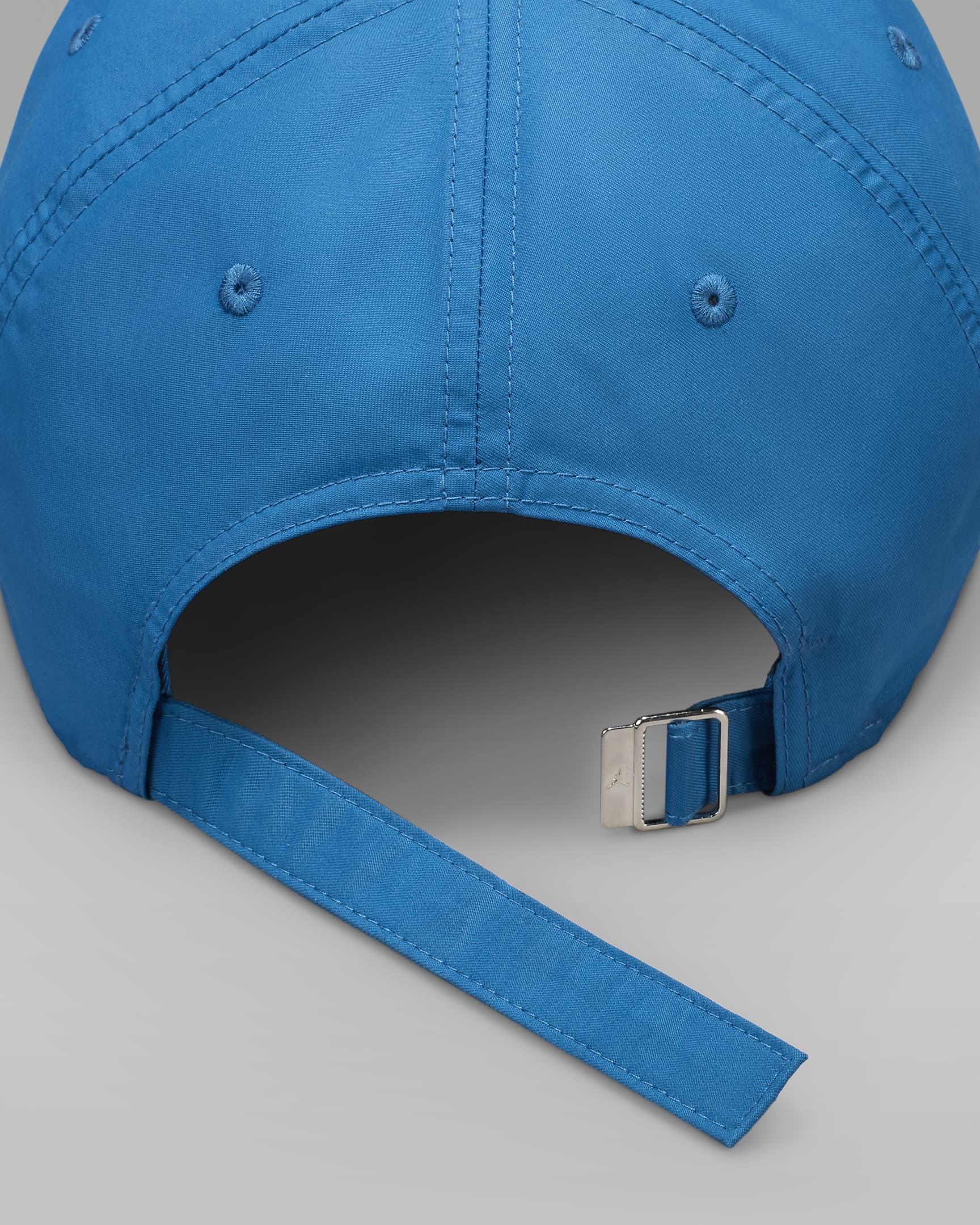 Regulowana czapka o nieusztywnianej strukturze Jordan Club Cap - Industrial Blue/Biel