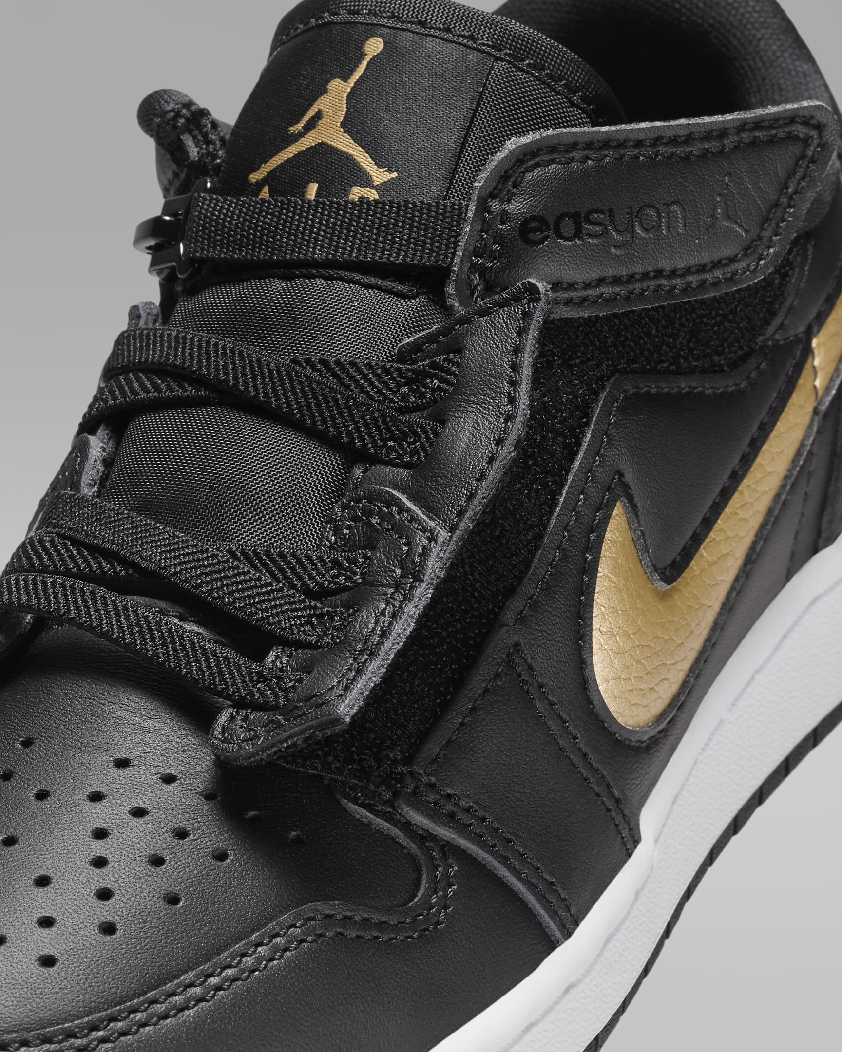 Air Jordan 1 Low FlyEase Older Kids' Shoes - Black/White/Metallic Gold