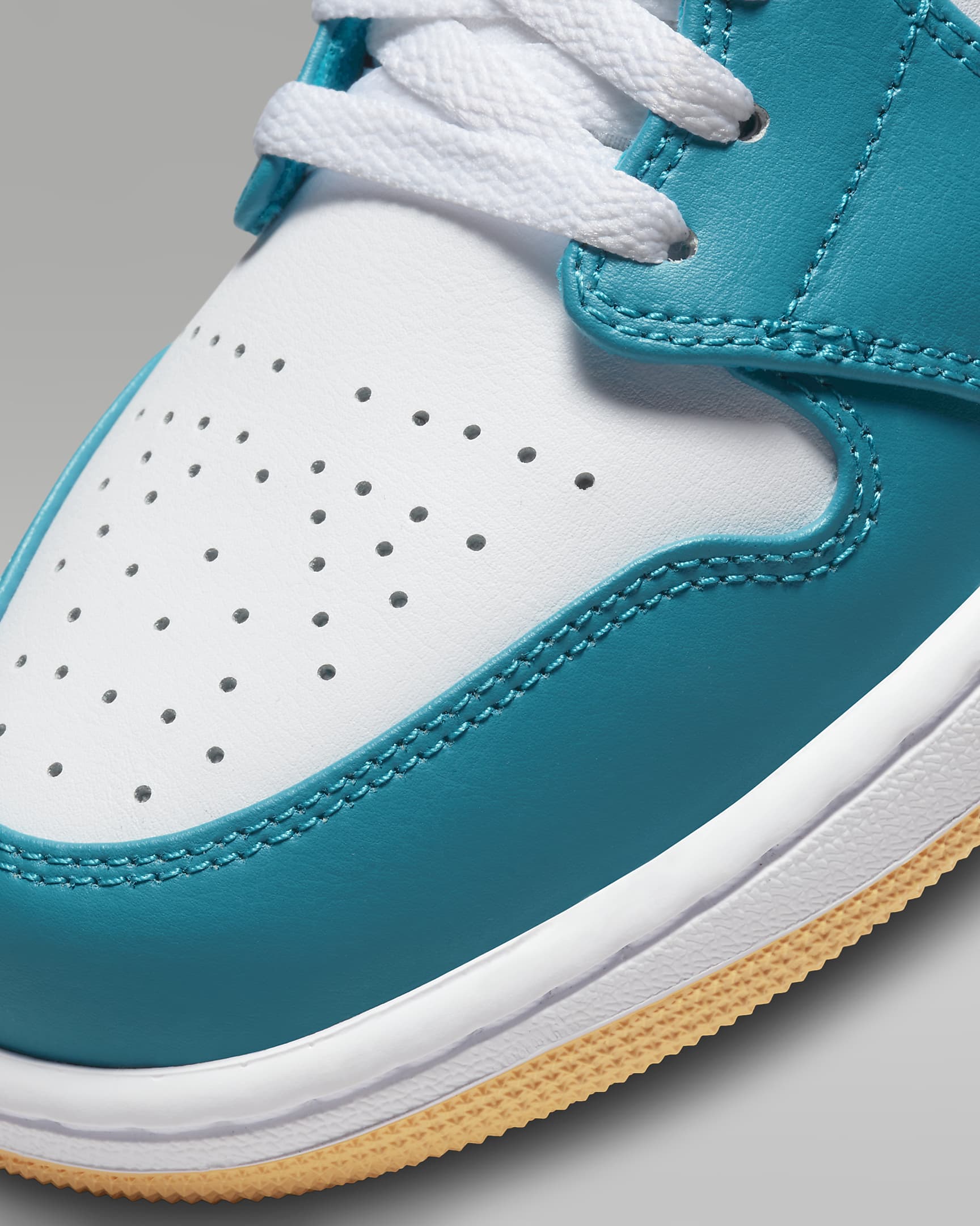 Air Jordan 1 Mid Men's Shoes - Aquatone/White/Celestial Gold