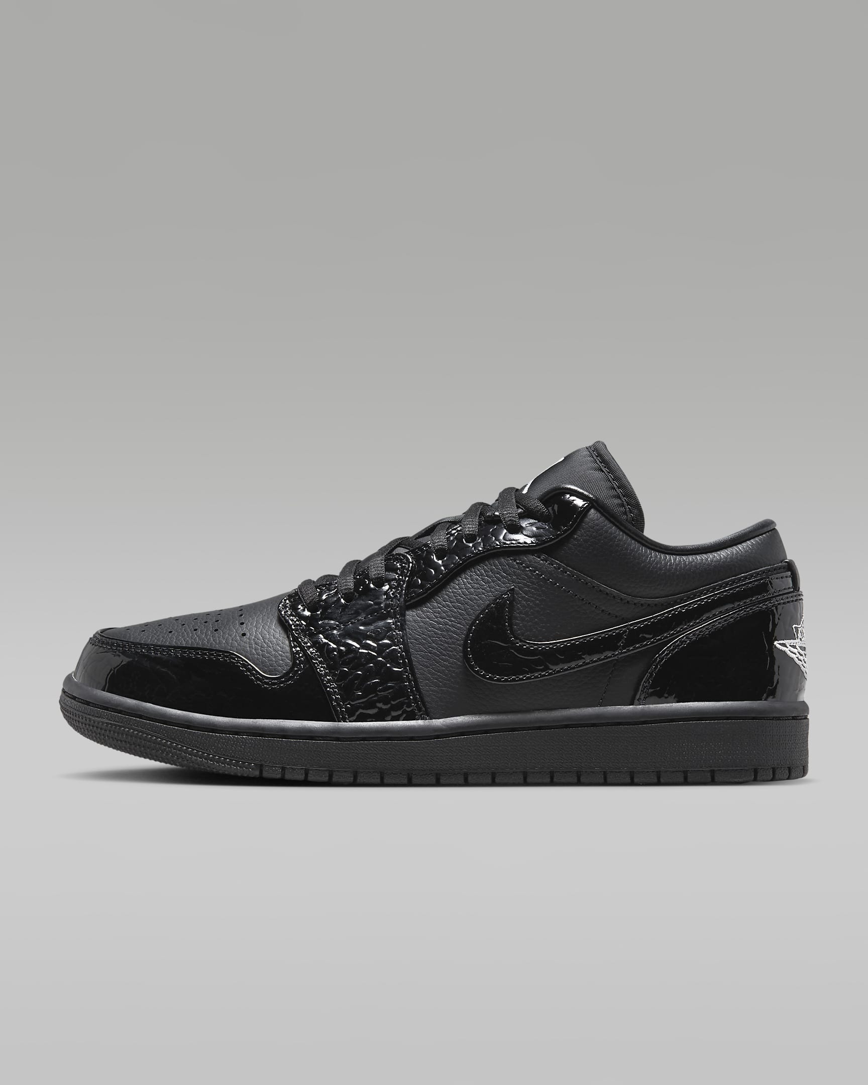 Air Jordan 1 Low SE Schuh (Damen) - Schwarz/Weiß/Metallic Silver/Schwarz