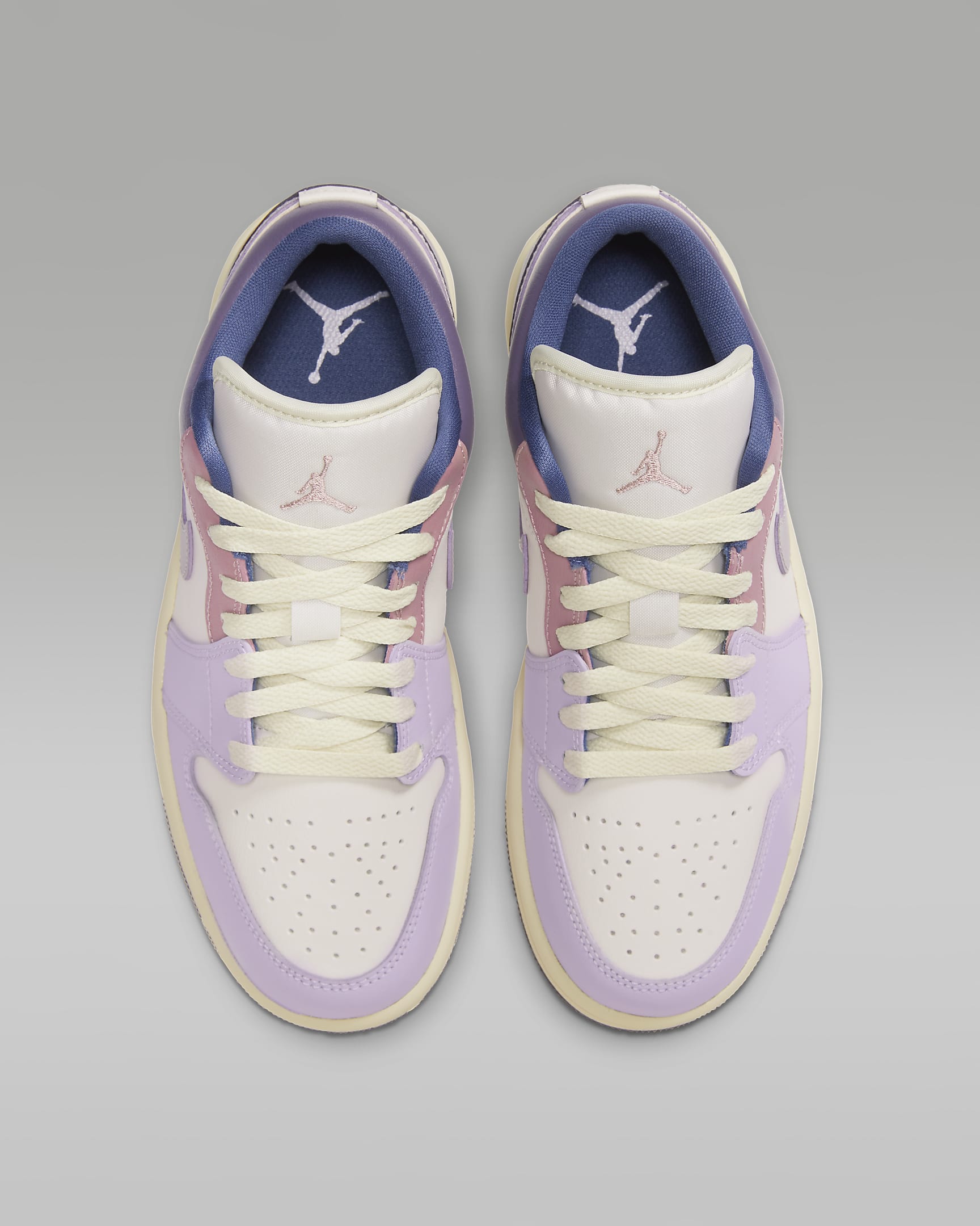 Air Jordan 1 Low Sabatilles - Dona - Rosa suau clar/Coconut Milk/Violet Frost/Plum Fog