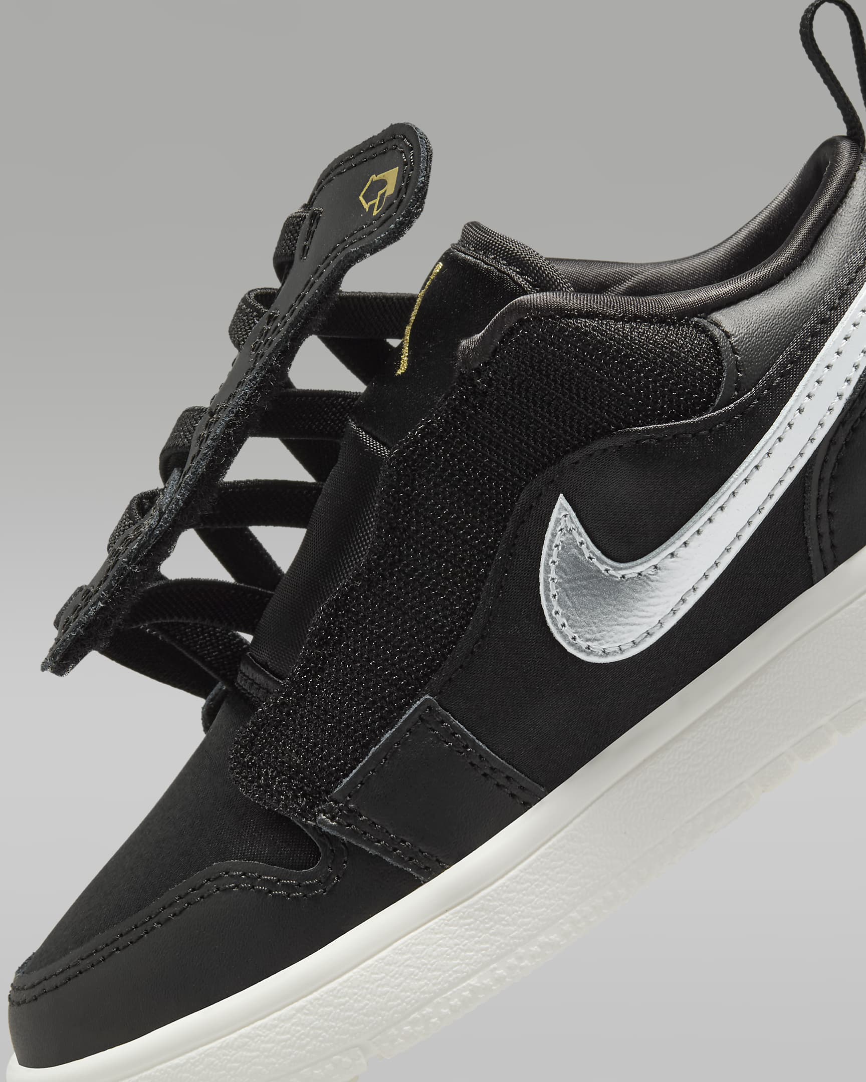 Jordan 1 Low Alt SE Younger Kids' Shoes. Nike IN