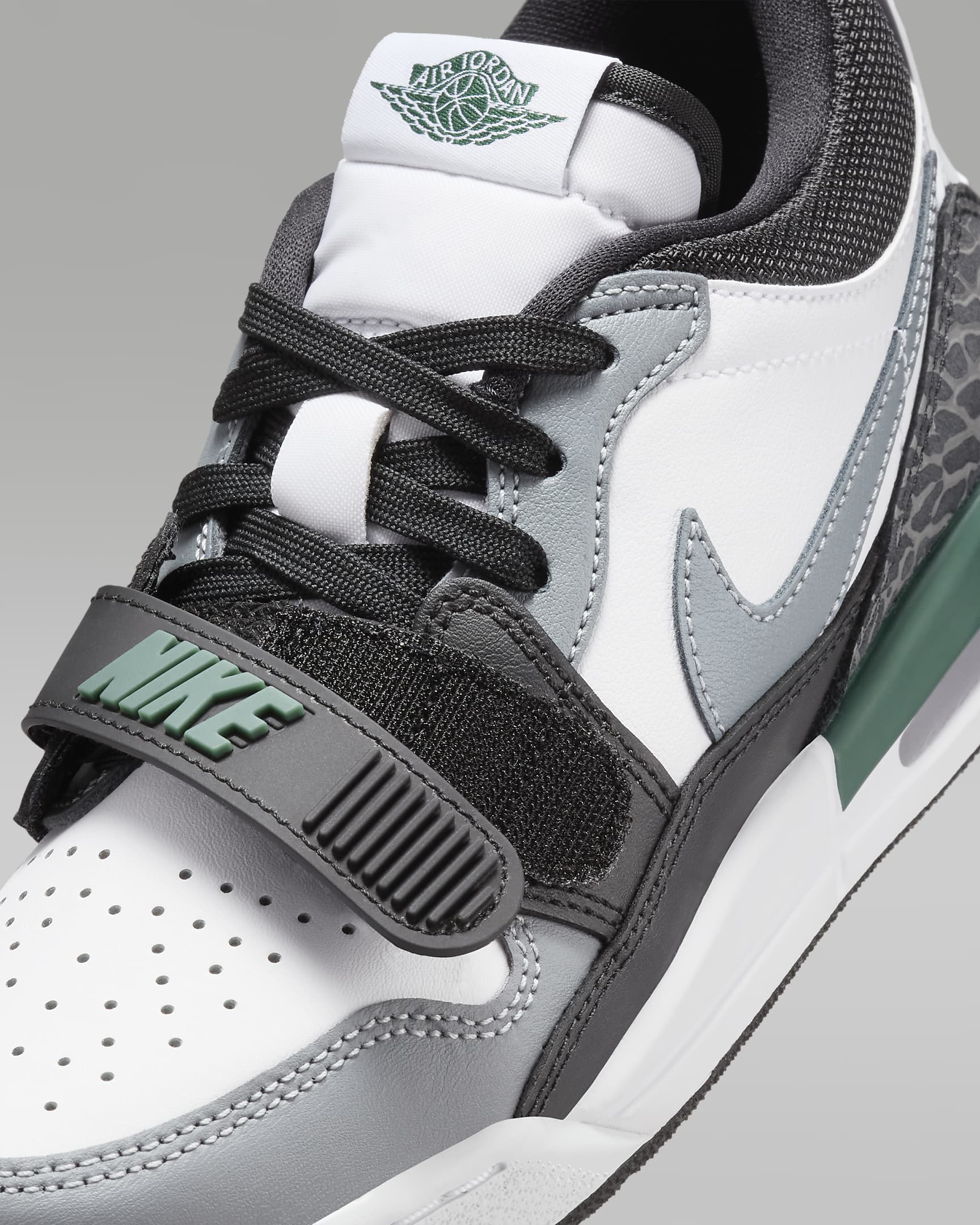 Air Jordan Legacy 312 Low Schuh für ältere Kinder - Weiß/Schwarz/Cool Grey/Oxidized Green