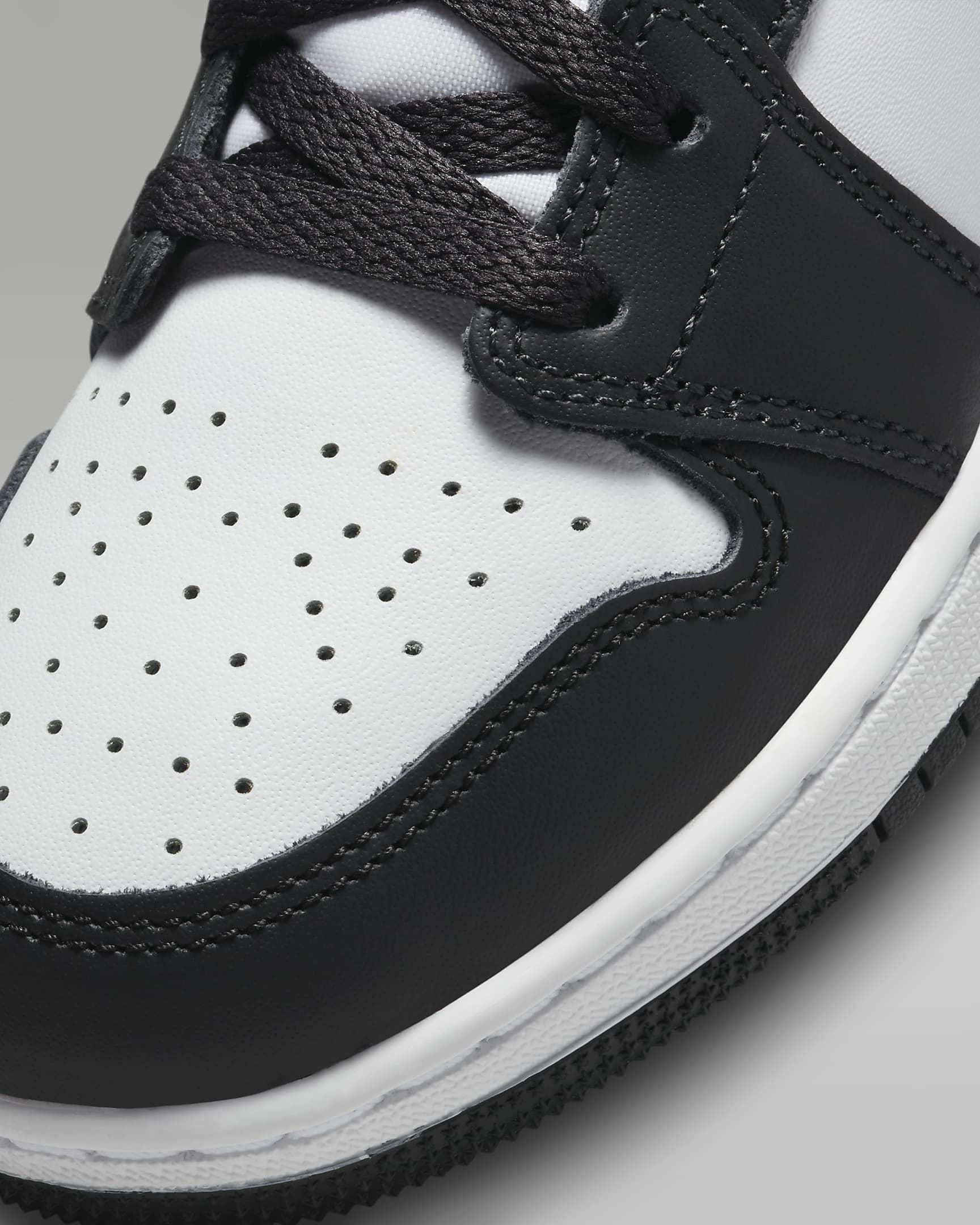 Air Jordan 1 Mid SE Older Kids' Shoes - Off-Noir/White/Black/Black