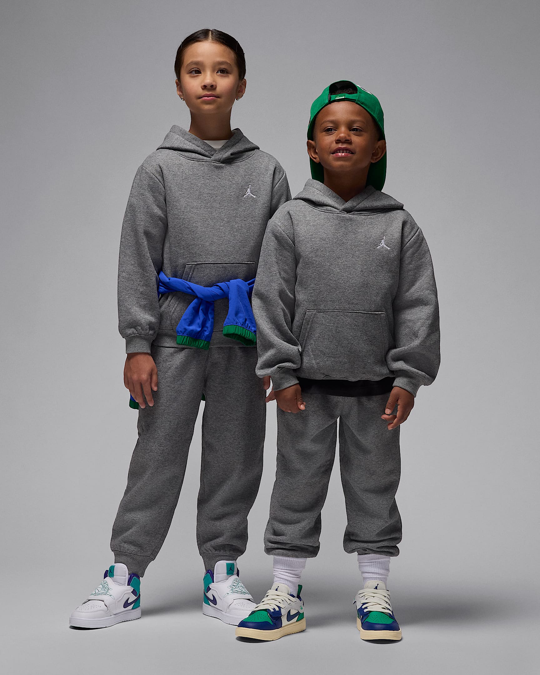 Conjunto de 2 piezas con sudadera con gorro sin cierre para niños talla pequeña Jordan Brooklyn Fleece - Carbono jaspeado