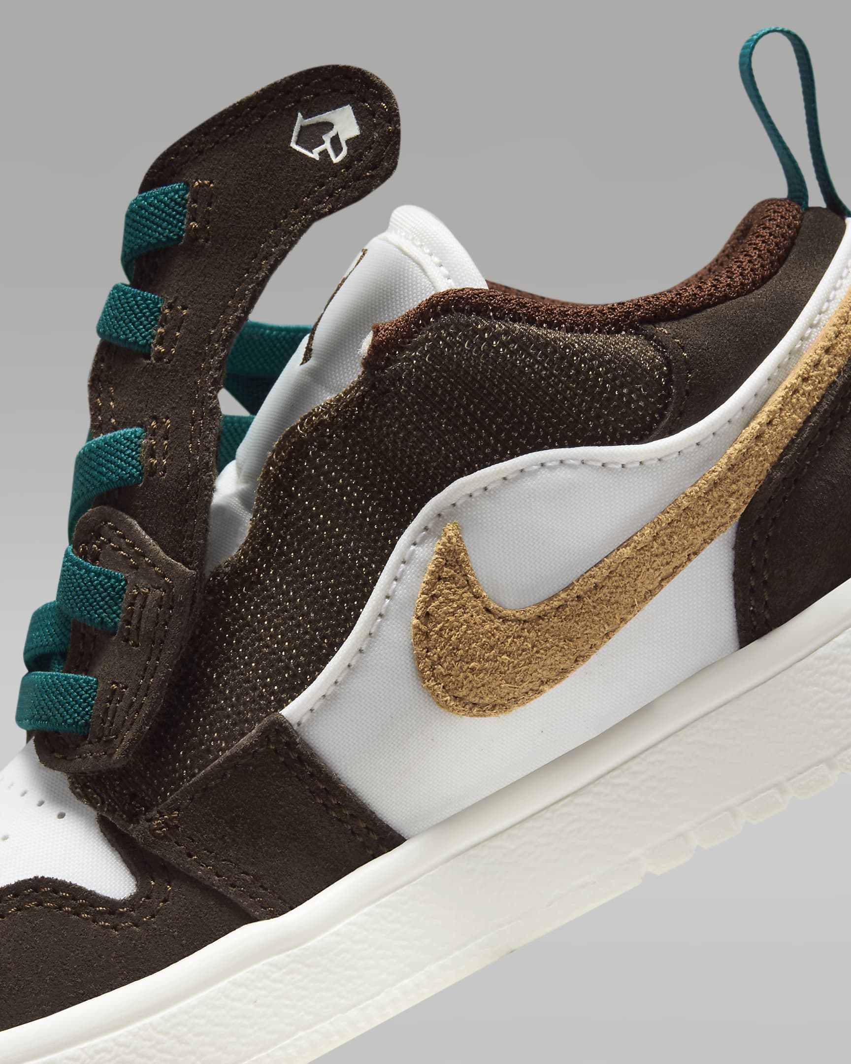 Jordan 1 Low Alt SE Younger Kids' Shoes. Nike MY