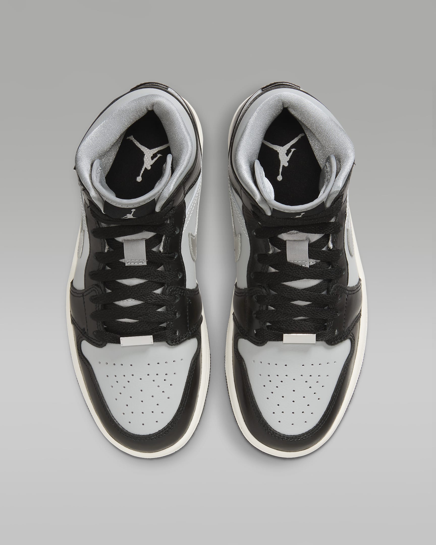 Tenis para mujer Air Jordan 1 Mid SE - Negro/Gris humo claro/Vela/Plata metalizado