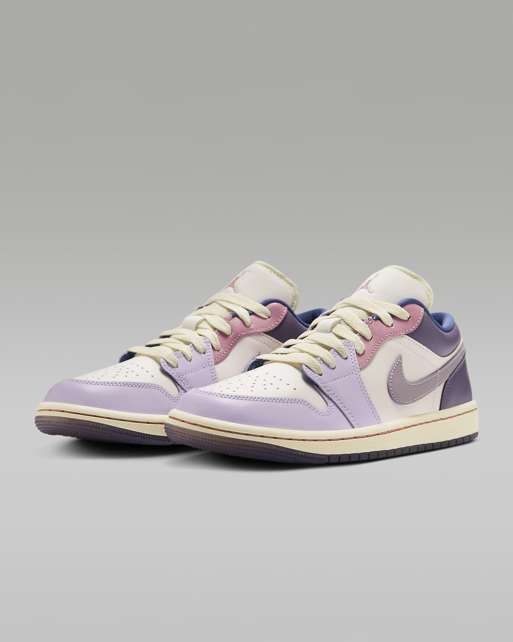 Air Jordan 1 Low Sabatilles - Dona - Rosa suau clar/Coconut Milk/Violet Frost/Plum Fog