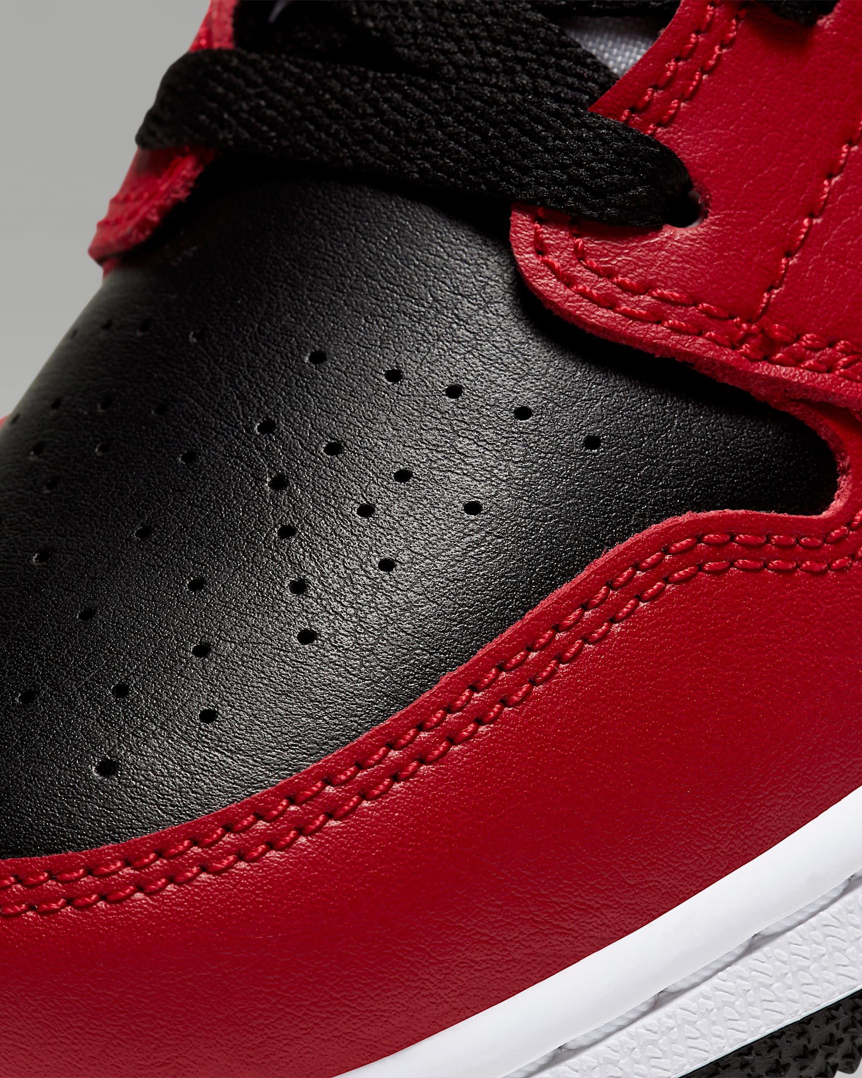 Chaussure Jordan 1 Mid pour ado - Noir/Gym Red/Noir