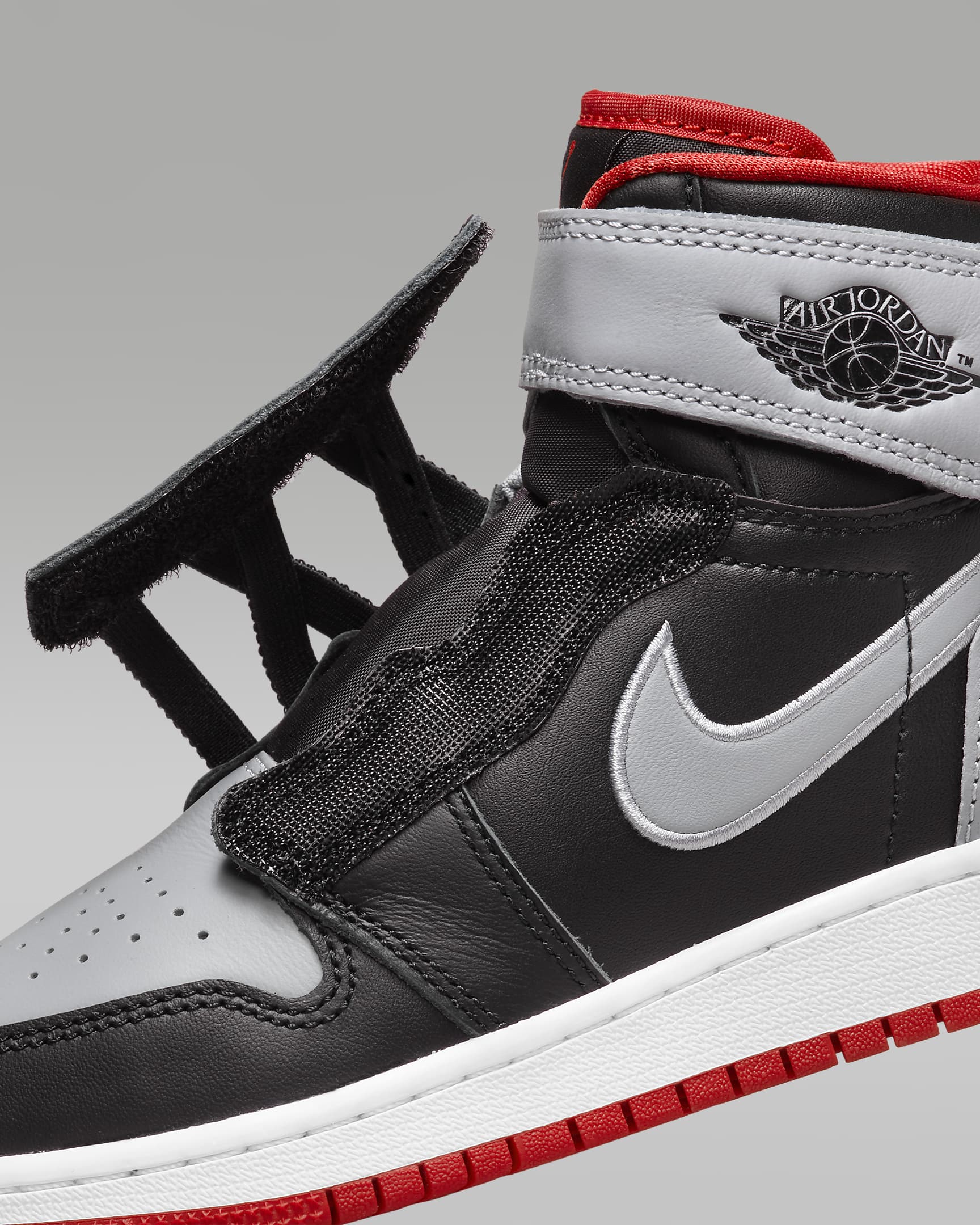 Air Jordan 1 Hi FlyEase cipő nagyobb gyerekeknek - Fekete/Cement Grey/Fehér/Fire Red