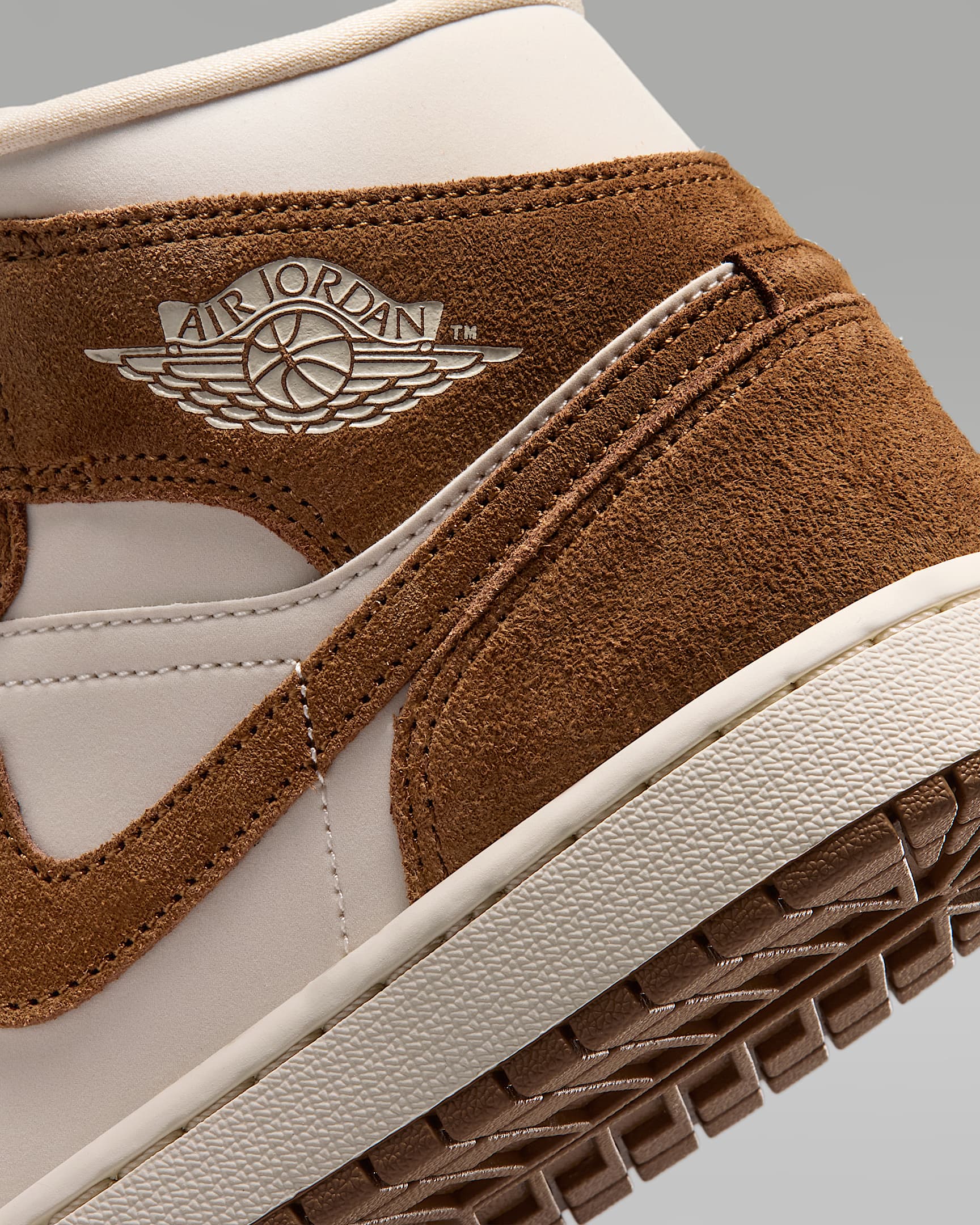 Air Jordan 1 Mid Women's Shoes - Light British Tan/Chalk
