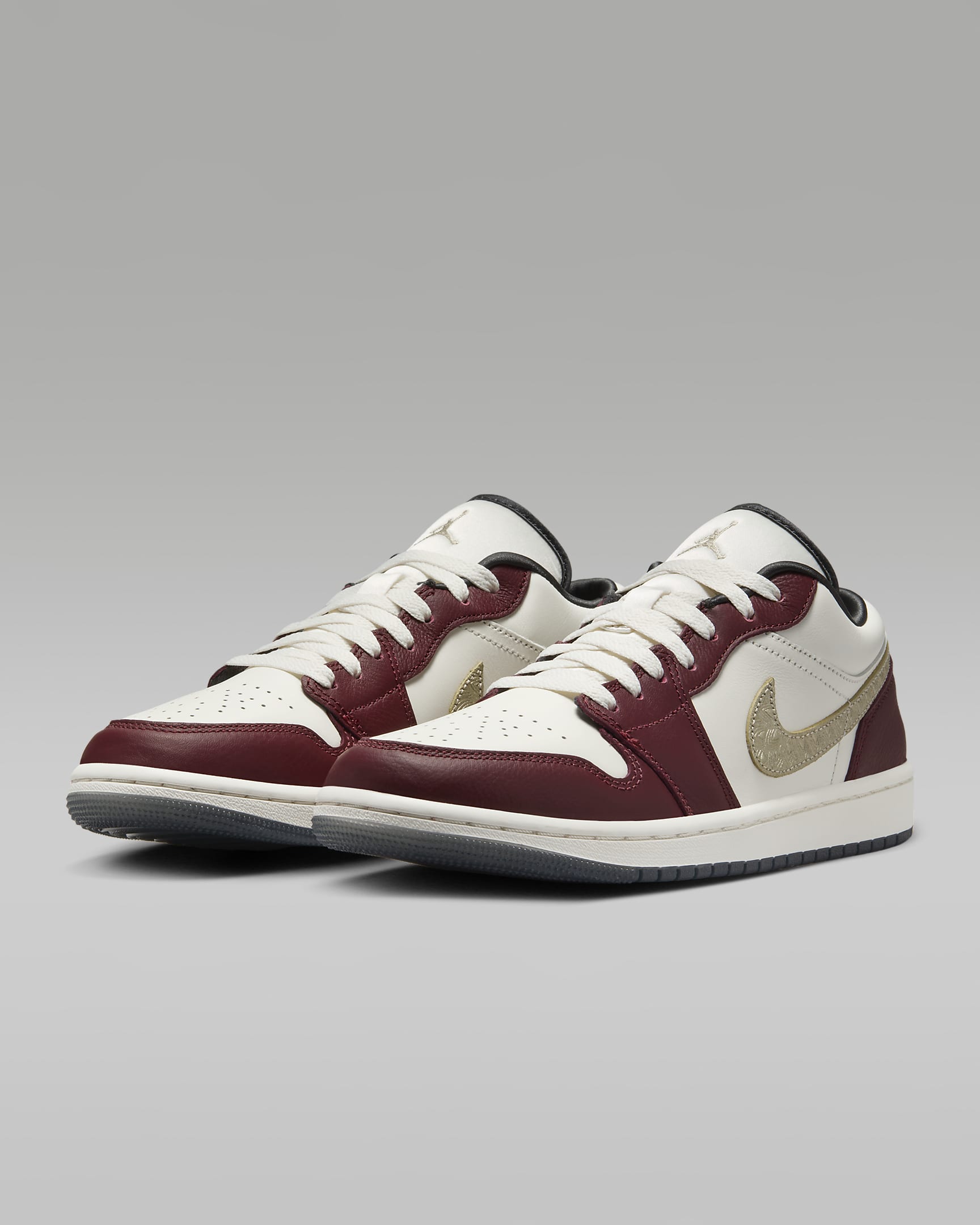 Air Jordan 1 Low SE Lunar New Year damesschoenen - Sail/Dark Team Red/Dark Smoke Grey/Metallic Gold Grain