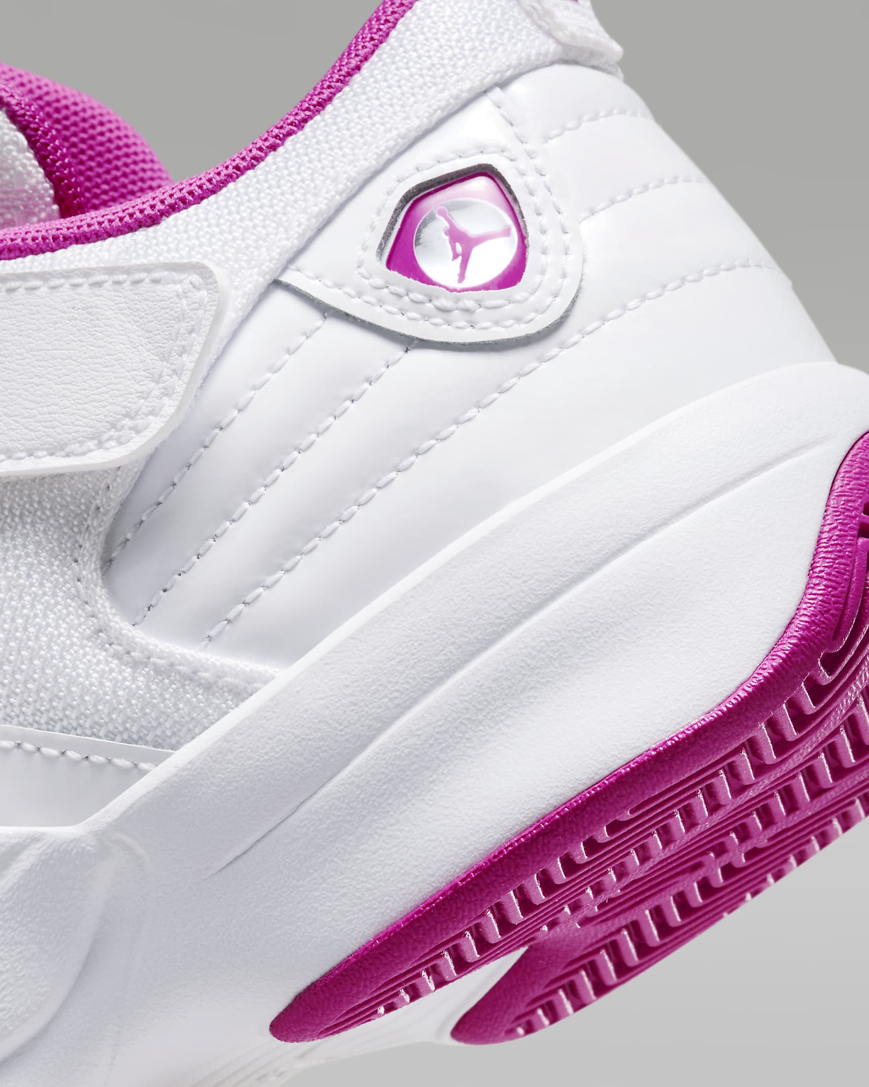 Jordan Max Aura 6 Younger Kids' Shoes - White/Fire Pink