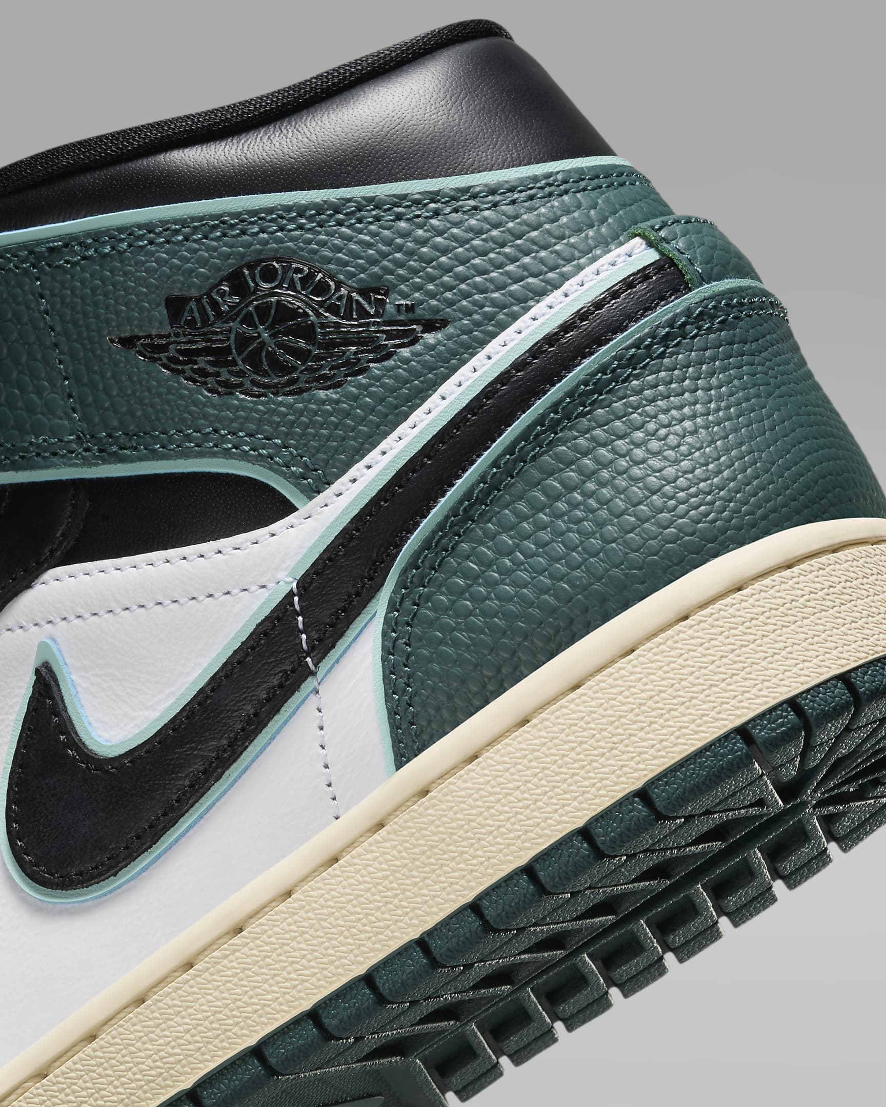 Sko Air Jordan 1 Mid SE för kvinnor - Vit/Light Dew/Oxidized Green/Svart