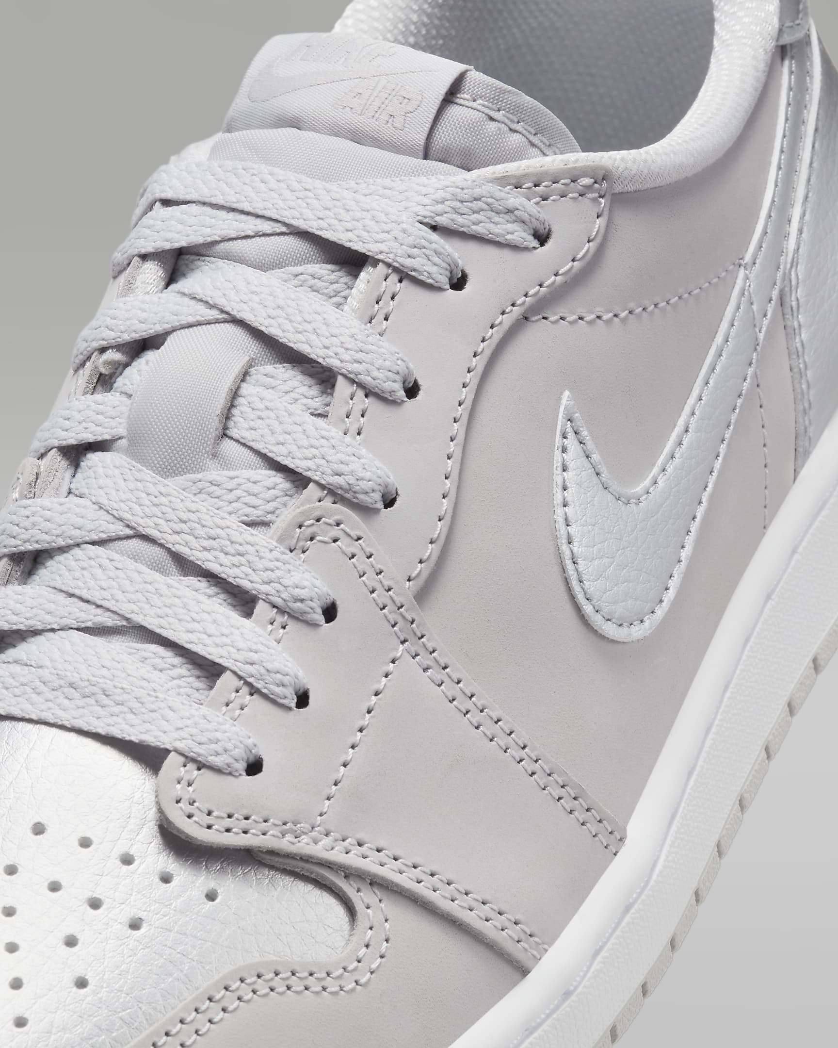 รองเท้า Air Jordan 1 Low OG "Silver" - Neutral Grey/ขาว/Metallic Silver