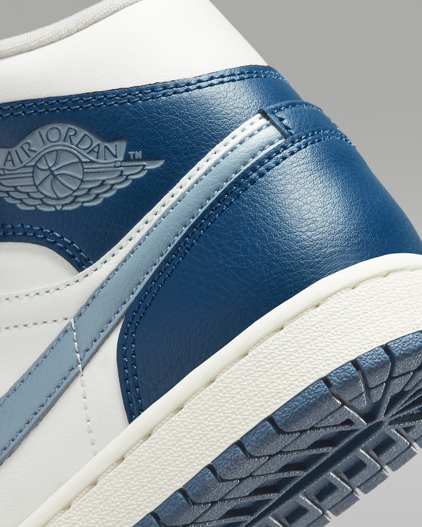 Air Jordan 1 Mid Women's Shoes. Nike BG