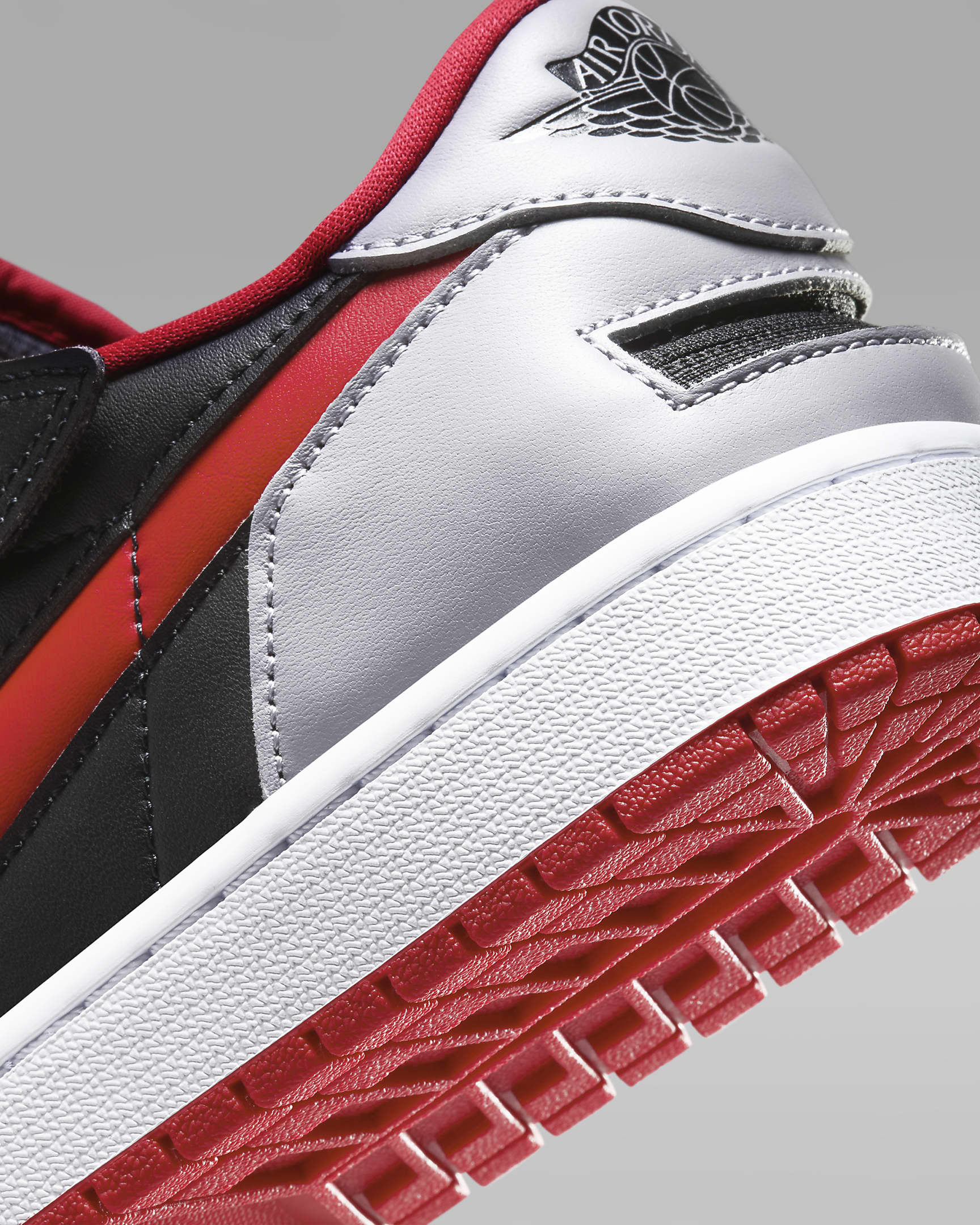 Air Jordan 1 Low FlyEase Eenvoudig aan en uit te trekken schoenen voor heren - Zwart/Cement Grey/Wit/Fire Red