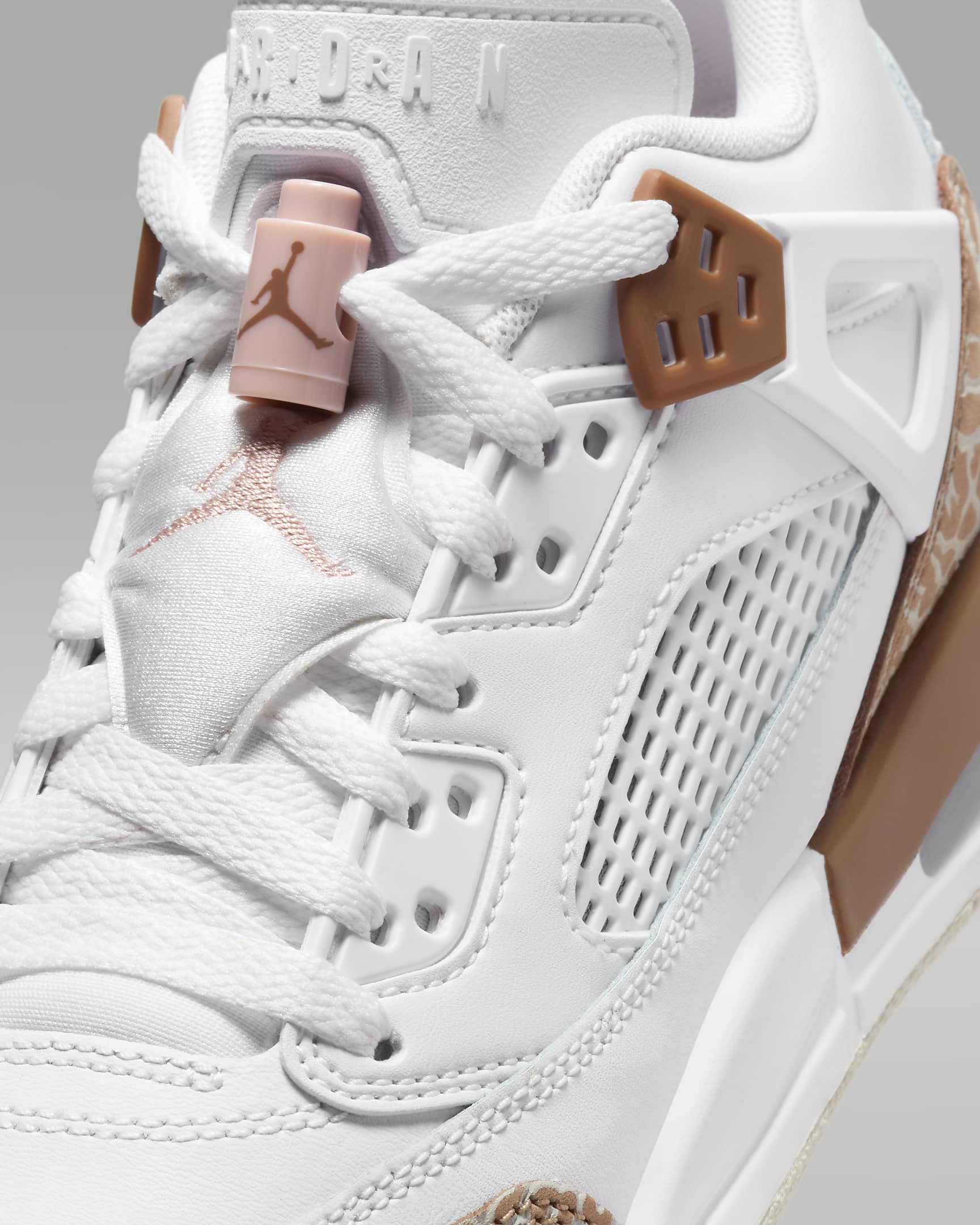 Jordan Spizike Low Schuh für ältere Kinder - Weiß/Archaeo Brown/Light Bone/Pink Oxford