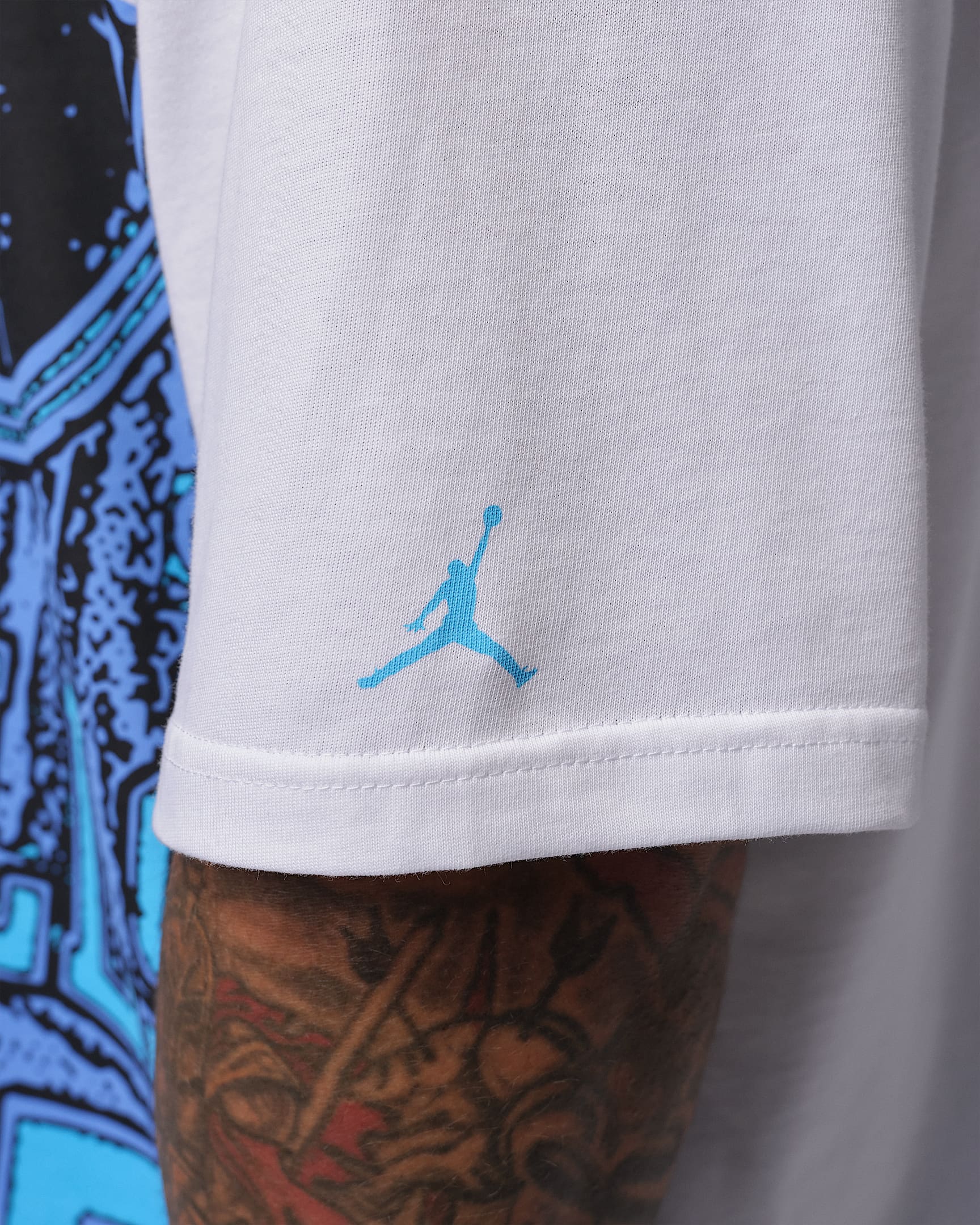 Jordan Sport Men's Dri-FIT Graphic T-Shirt - White/Blue Beyond