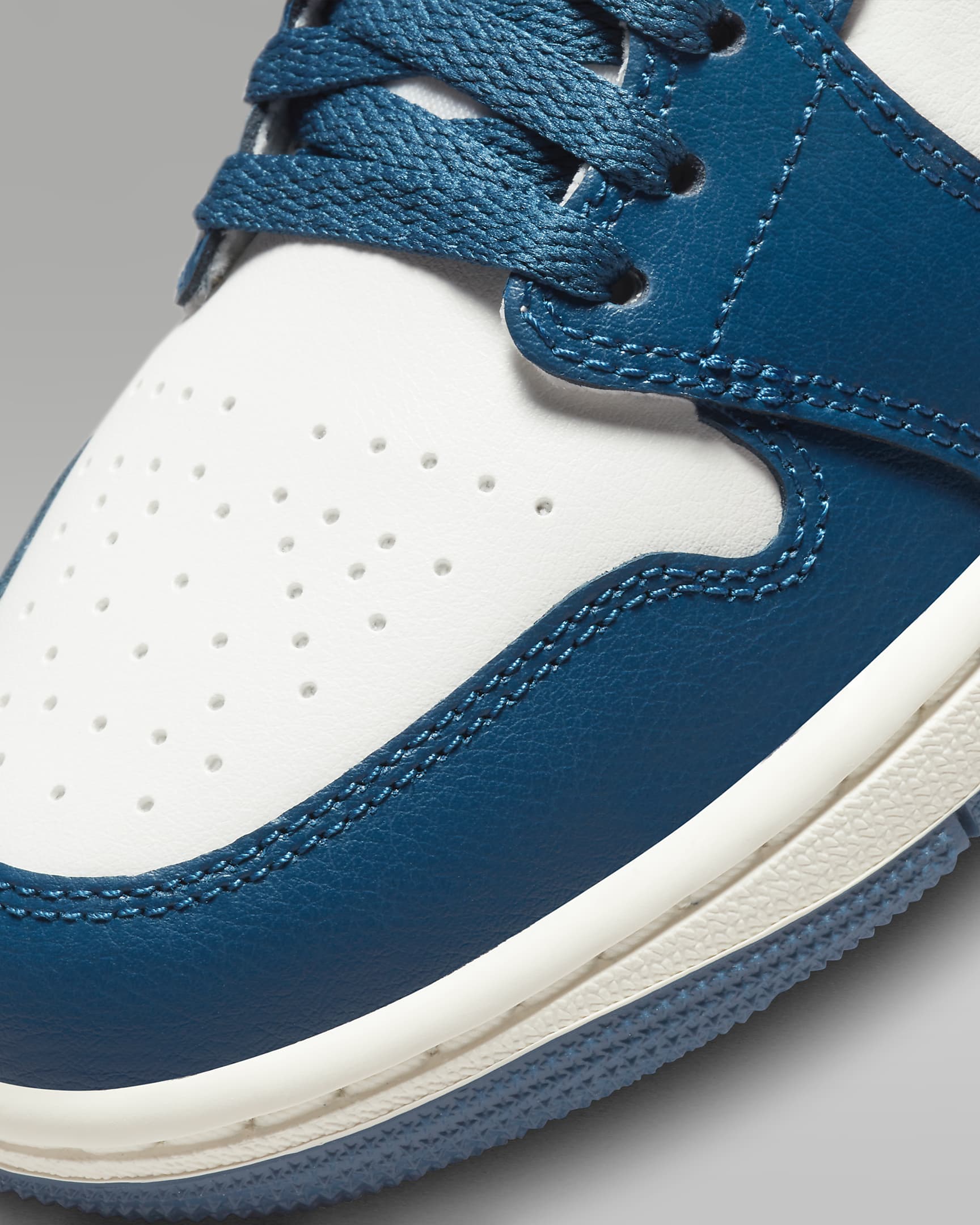 Air Jordan 1 Mid Women's Shoes. Nike BG