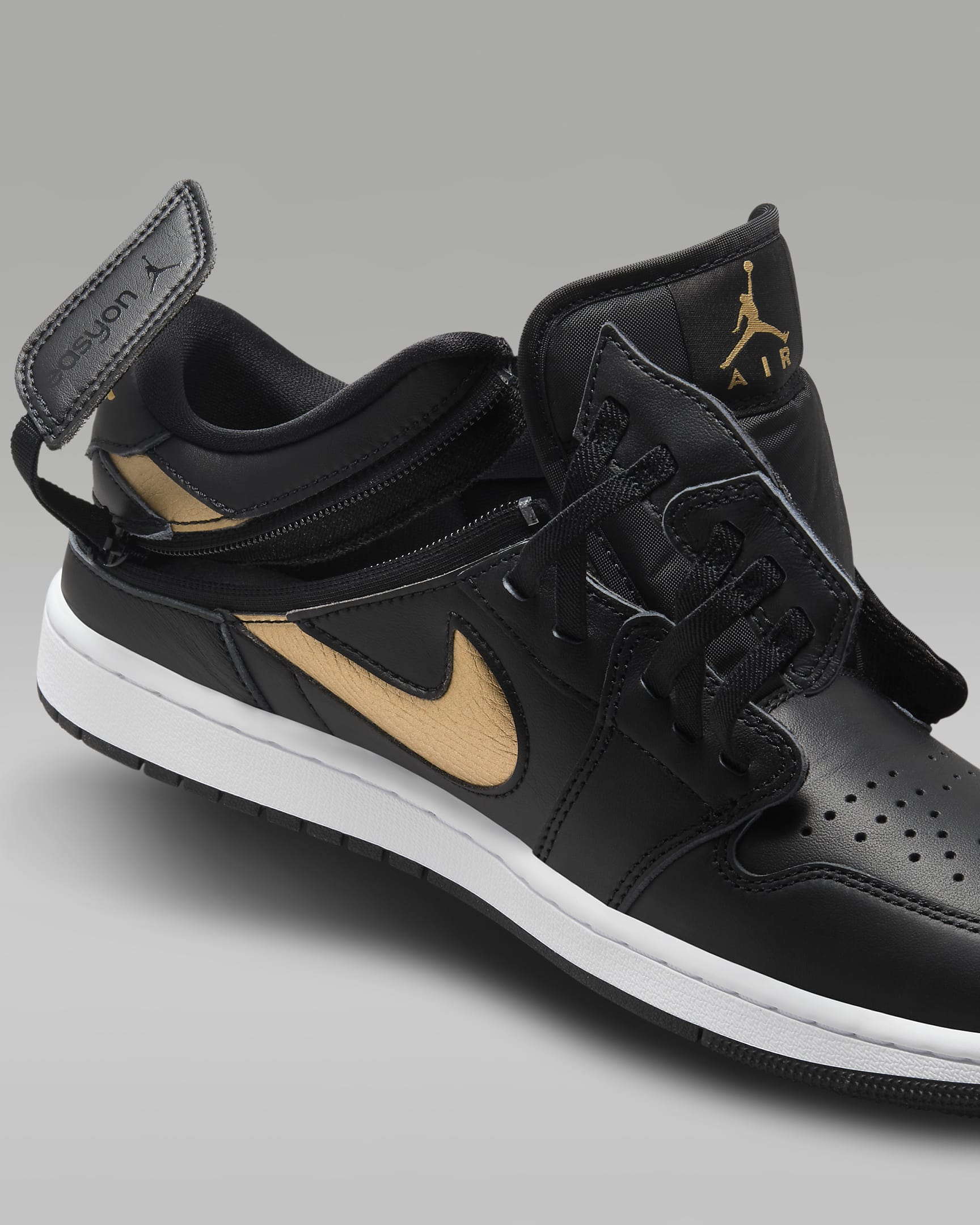 รองเท้าผู้ชายใส่/ถอดง่าย Air Jordan 1 Low FlyEase - ดำ/ขาว/Metallic Gold