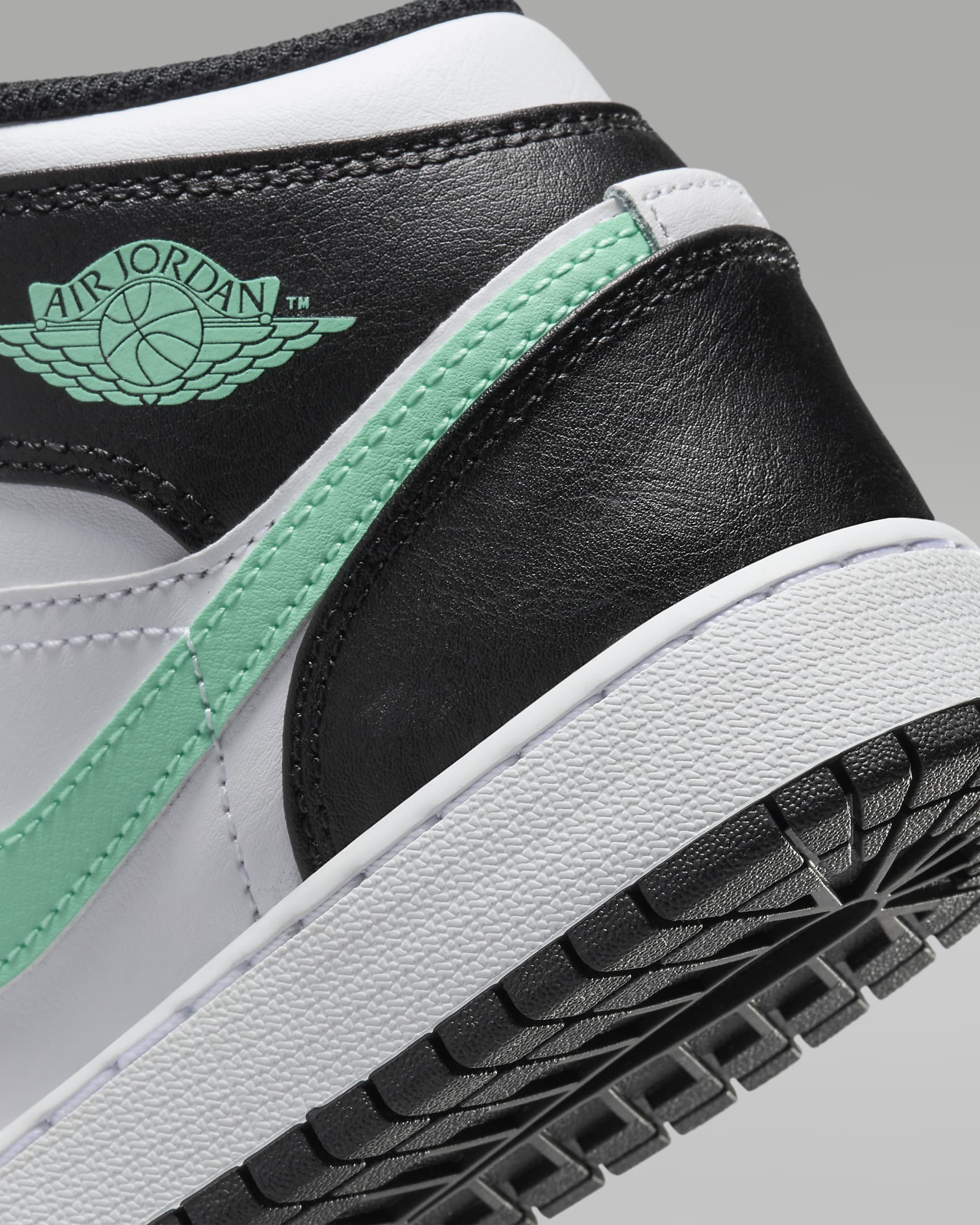 Air Jordan 1 Mid Schuh für ältere Kinder - Weiß/Schwarz/Green Glow