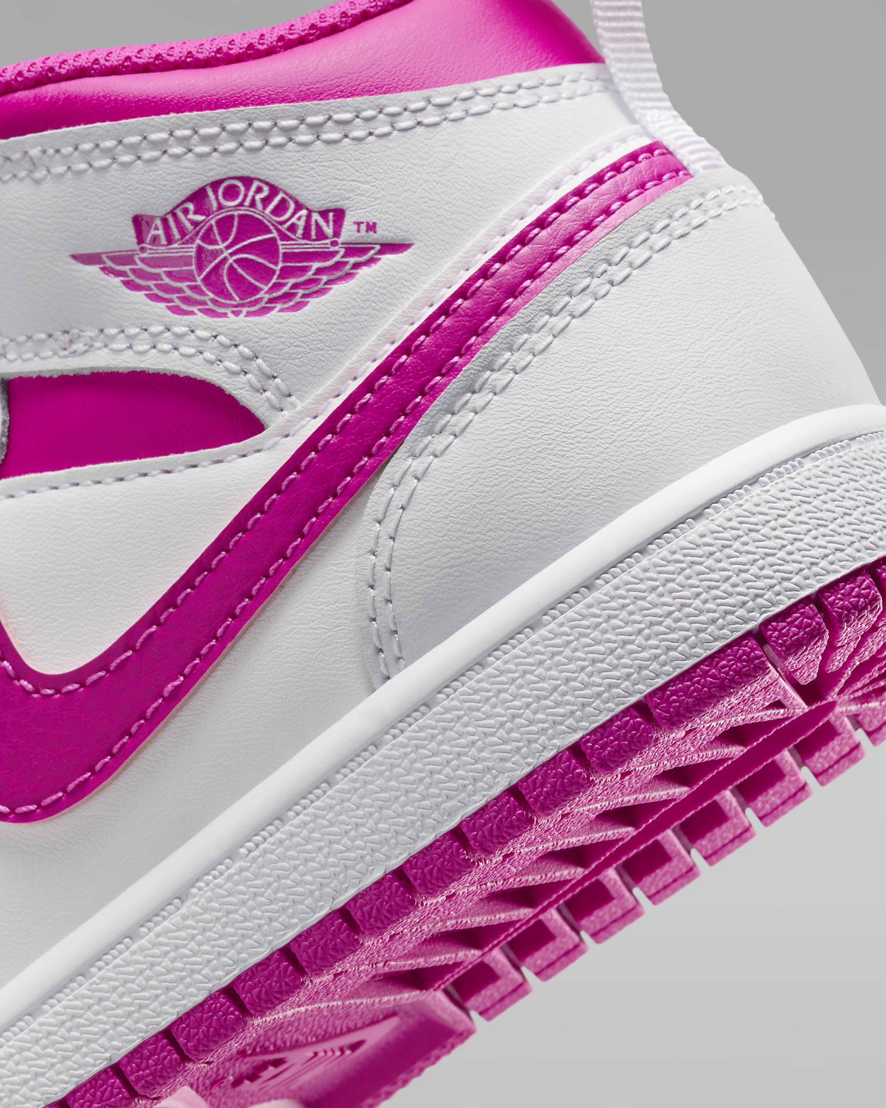 Jordan 1 Mid Schuh für jüngere Kinder - Iris Whisper/Weiß/Fire Pink