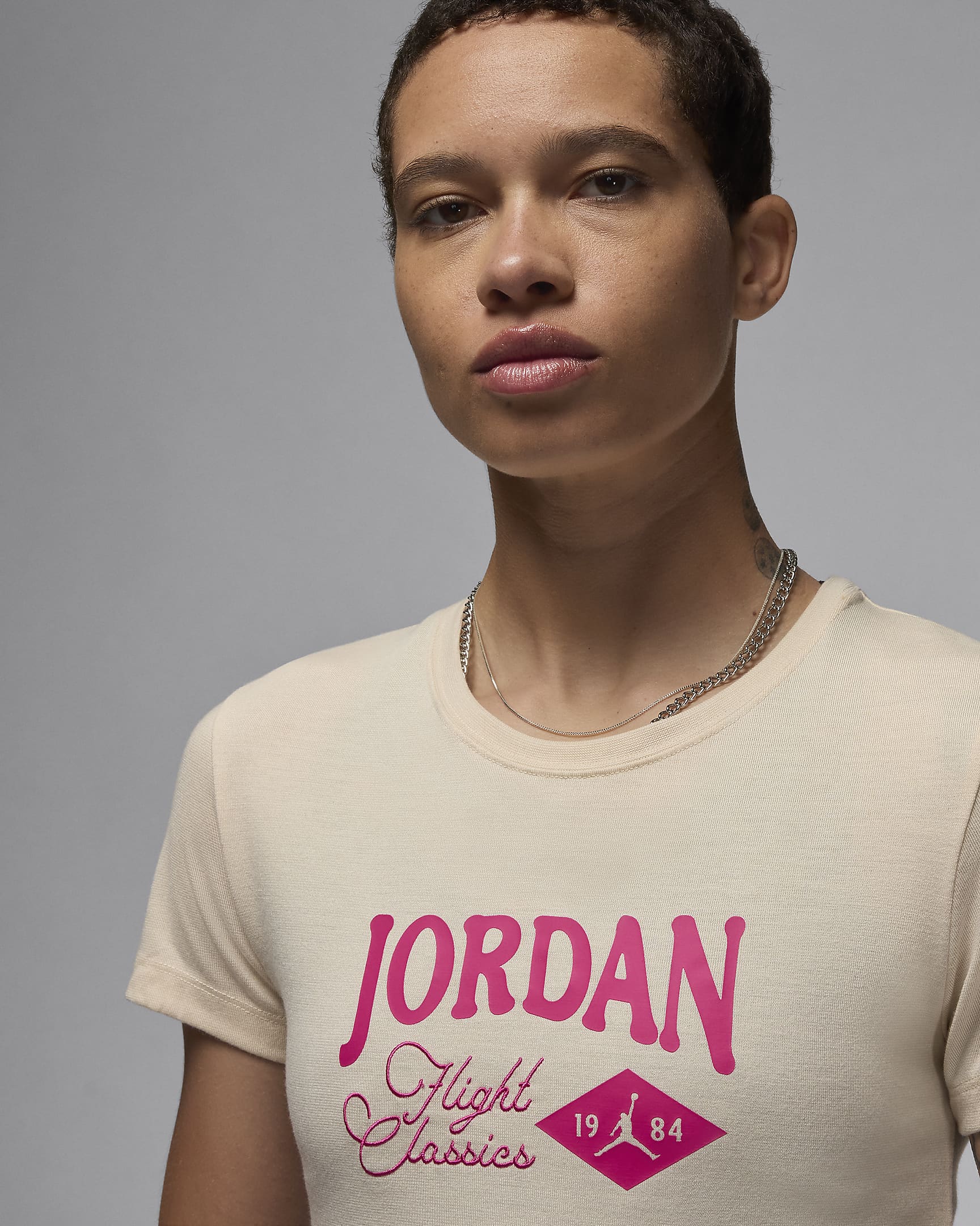 Playera con gráficos para mujer Jordan - Café claro leyenda/Rosa activo