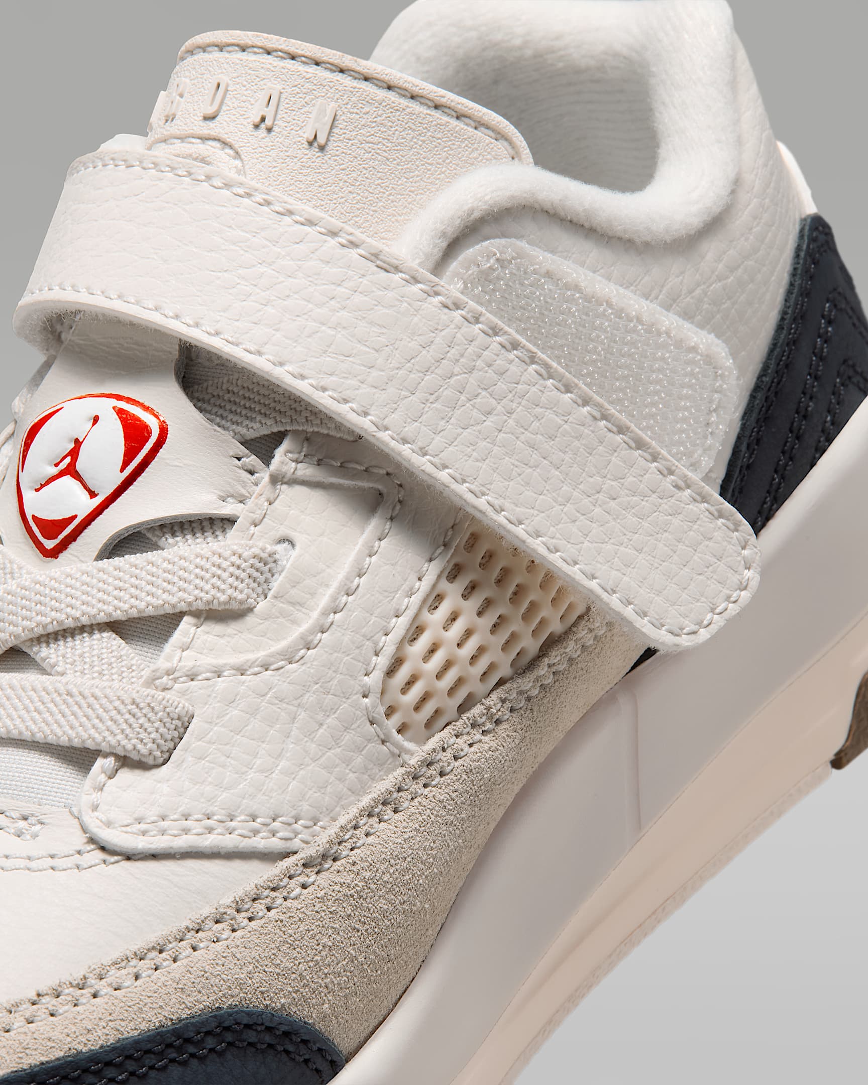 Tenis para niños de preescolar Jordan Spizike Low FC - Fantasma/Vela/Azul eléctrico/Rojo universitario