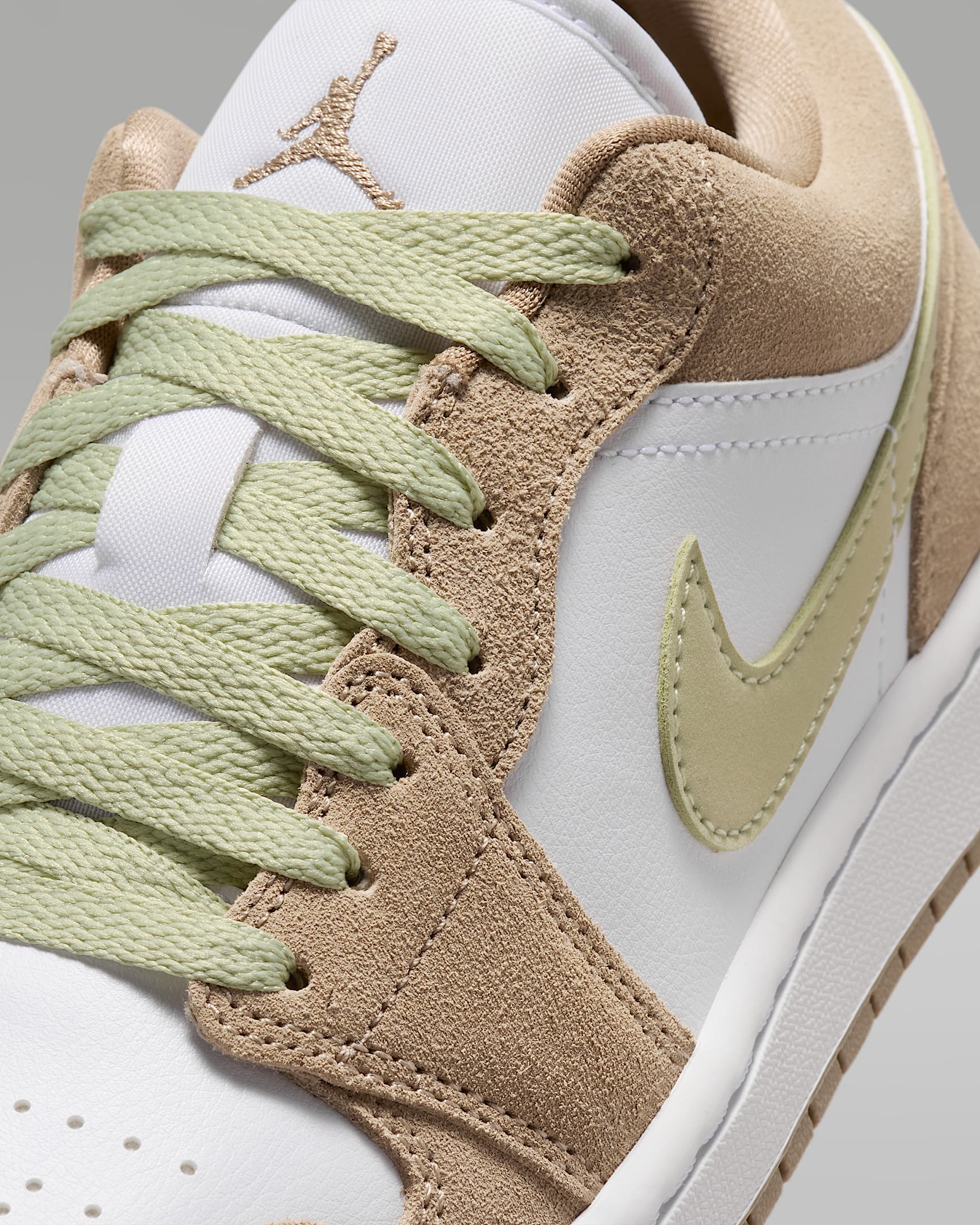 Sapatilhas Air Jordan 1 Low para mulher - Caqui/Olive Aura/Sail/Branco