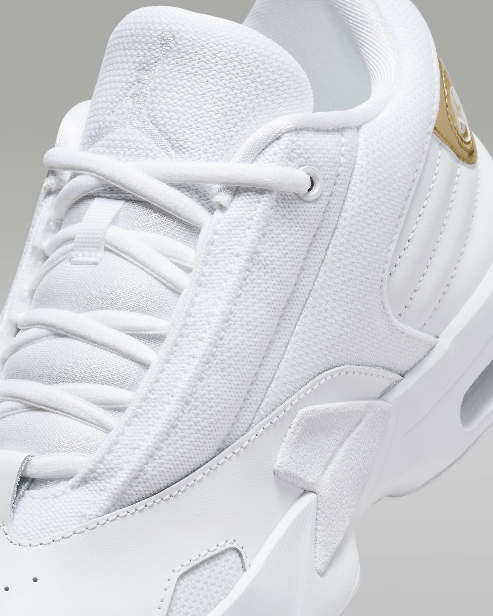 Jordan Max Aura 6 Women's Shoes - White/Metallic Gold