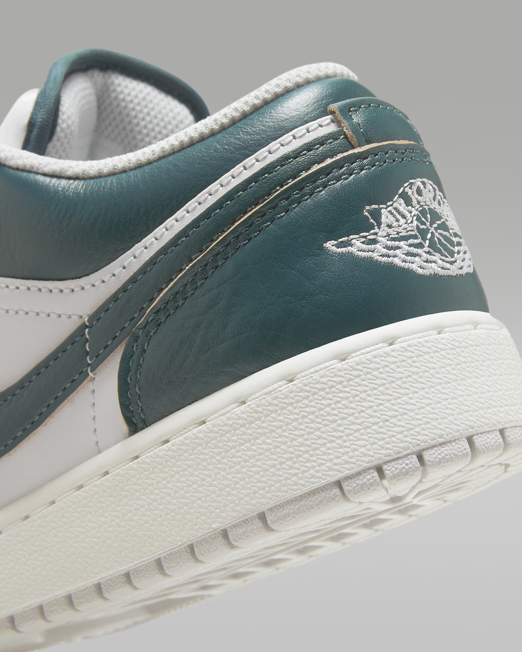 Air Jordan 1 Low SE Older Kids' Shoes - Oxidised Green/White/Sail/Oxidised Green